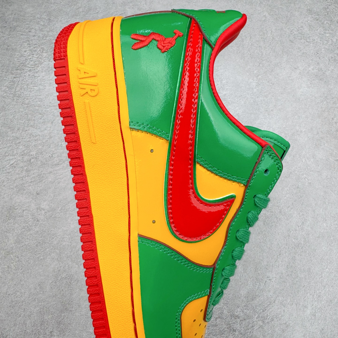 图片[6]-＃S2纯原 Lil Yachty x NK Air Force 1 Low 空军一号联名绿金红 IH4383-300 鞋身通体采用漆皮材质打造，配色方面也一改初代的简约设计，采用黄/绿/红三色呈现，辨识度极高！通体撞色的设计搭配红色Swoosh点缀，吸睛程度不用多说！鞋舌标签以IT`S US字样呈现，尾部的同样带有Lil Yachty标志性的刺绣Logo，彰显联名身份。尺码：36 36.5 37.5 38 38.5 39 40 40.5 41 42 42.5 43 44 44.5 45 46 47.5-选品中心