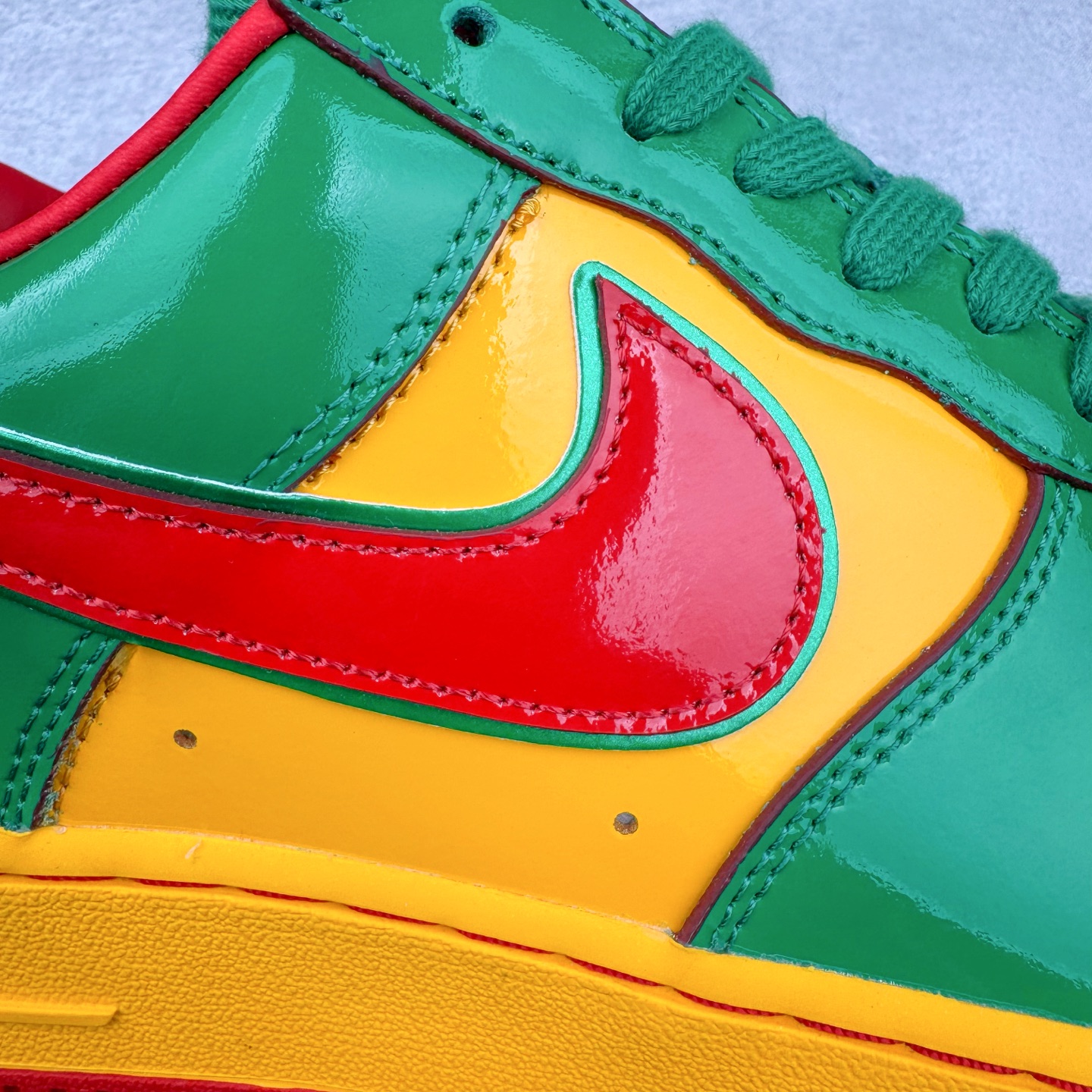 图片[12]-＃S2纯原 Lil Yachty x NK Air Force 1 Low 空军一号联名绿金红 IH4383-300 鞋身通体采用漆皮材质打造，配色方面也一改初代的简约设计，采用黄/绿/红三色呈现，辨识度极高！通体撞色的设计搭配红色Swoosh点缀，吸睛程度不用多说！鞋舌标签以IT`S US字样呈现，尾部的同样带有Lil Yachty标志性的刺绣Logo，彰显联名身份。尺码：36 36.5 37.5 38 38.5 39 40 40.5 41 42 42.5 43 44 44.5 45 46 47.5-选品中心