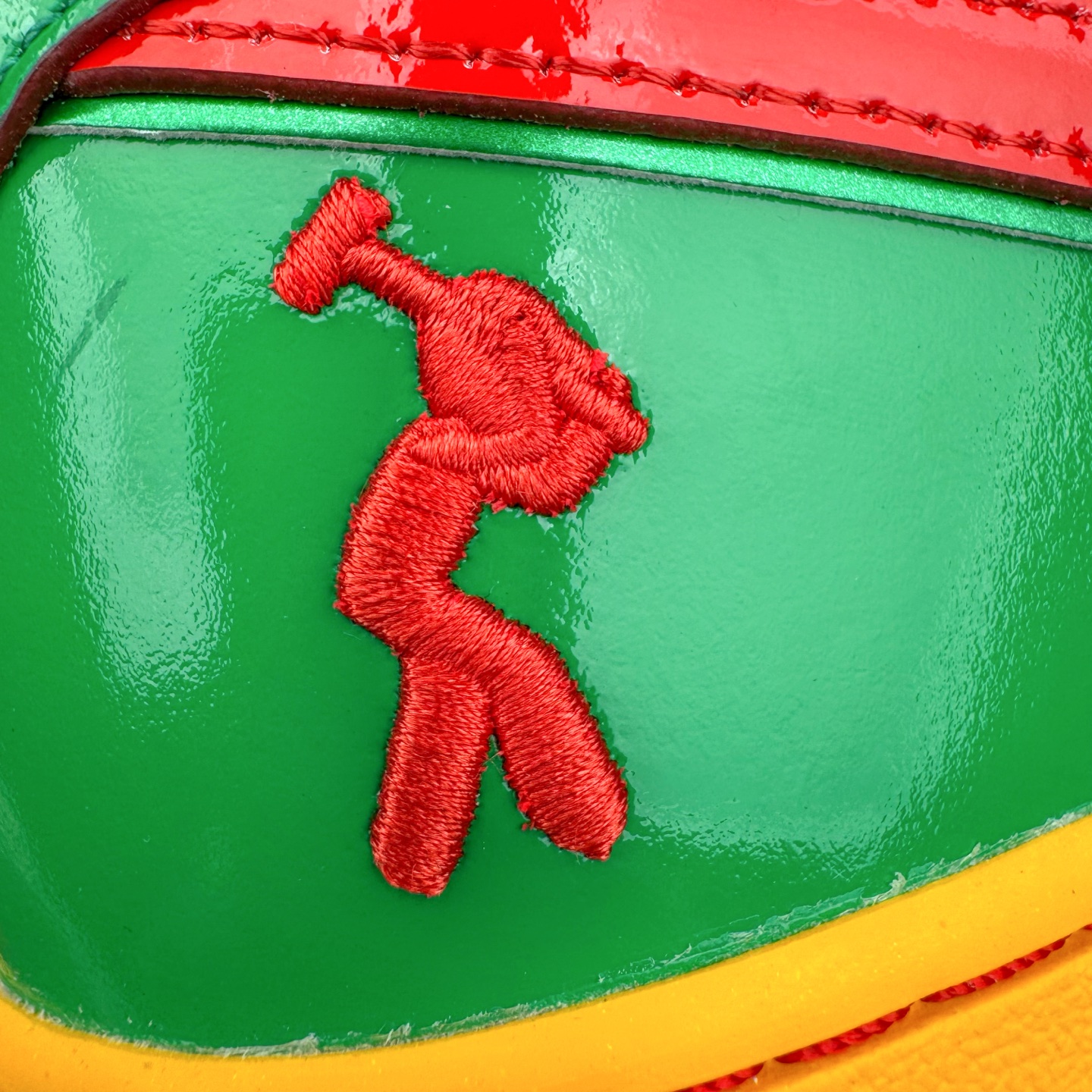 图片[11]-＃S2纯原 Lil Yachty x NK Air Force 1 Low 空军一号联名绿金红 IH4383-300 鞋身通体采用漆皮材质打造，配色方面也一改初代的简约设计，采用黄/绿/红三色呈现，辨识度极高！通体撞色的设计搭配红色Swoosh点缀，吸睛程度不用多说！鞋舌标签以IT`S US字样呈现，尾部的同样带有Lil Yachty标志性的刺绣Logo，彰显联名身份。尺码：36 36.5 37.5 38 38.5 39 40 40.5 41 42 42.5 43 44 44.5 45 46 47.5-选品中心