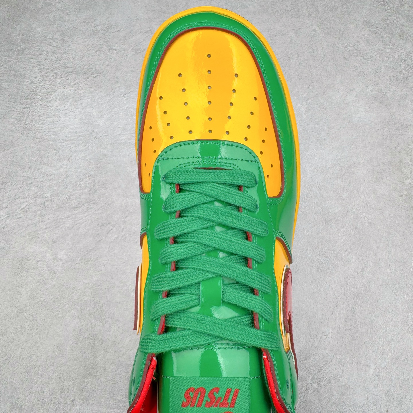 图片[4]-＃S2纯原 Lil Yachty x NK Air Force 1 Low 空军一号联名绿金红 IH4383-300 鞋身通体采用漆皮材质打造，配色方面也一改初代的简约设计，采用黄/绿/红三色呈现，辨识度极高！通体撞色的设计搭配红色Swoosh点缀，吸睛程度不用多说！鞋舌标签以IT`S US字样呈现，尾部的同样带有Lil Yachty标志性的刺绣Logo，彰显联名身份。尺码：36 36.5 37.5 38 38.5 39 40 40.5 41 42 42.5 43 44 44.5 45 46 47.5-选品中心
