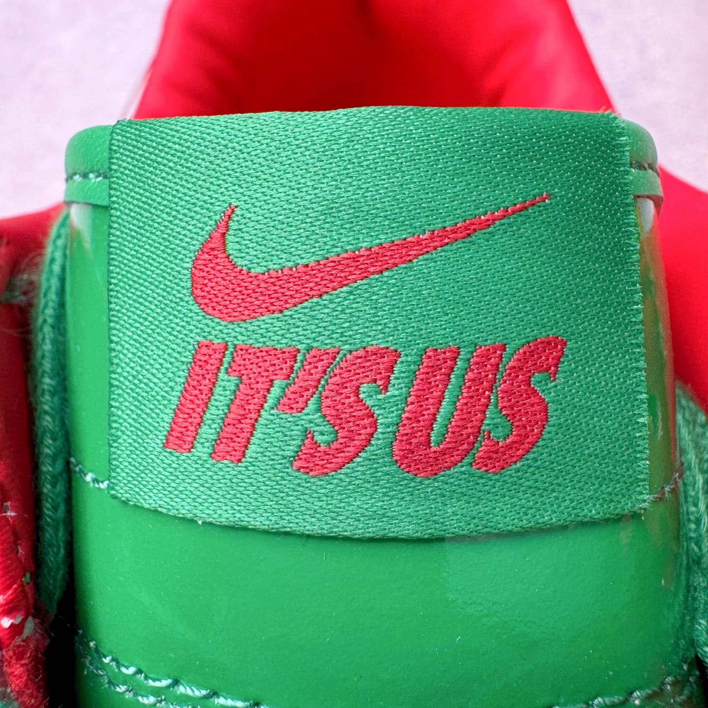 图片[17]-＃S2纯原 Lil Yachty x NK Air Force 1 Low 空军一号联名绿金红 IH4383-300 鞋身通体采用漆皮材质打造，配色方面也一改初代的简约设计，采用黄/绿/红三色呈现，辨识度极高！通体撞色的设计搭配红色Swoosh点缀，吸睛程度不用多说！鞋舌标签以IT`S US字样呈现，尾部的同样带有Lil Yachty标志性的刺绣Logo，彰显联名身份。尺码：36 36.5 37.5 38 38.5 39 40 40.5 41 42 42.5 43 44 44.5 45 46 47.5-选品中心