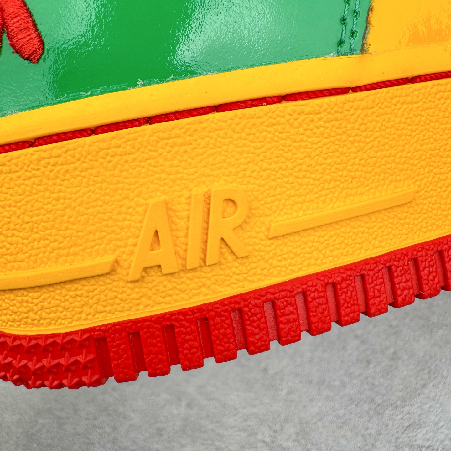 图片[16]-＃S2纯原 Lil Yachty x NK Air Force 1 Low 空军一号联名绿金红 IH4383-300 鞋身通体采用漆皮材质打造，配色方面也一改初代的简约设计，采用黄/绿/红三色呈现，辨识度极高！通体撞色的设计搭配红色Swoosh点缀，吸睛程度不用多说！鞋舌标签以IT`S US字样呈现，尾部的同样带有Lil Yachty标志性的刺绣Logo，彰显联名身份。尺码：36 36.5 37.5 38 38.5 39 40 40.5 41 42 42.5 43 44 44.5 45 46 47.5-选品中心