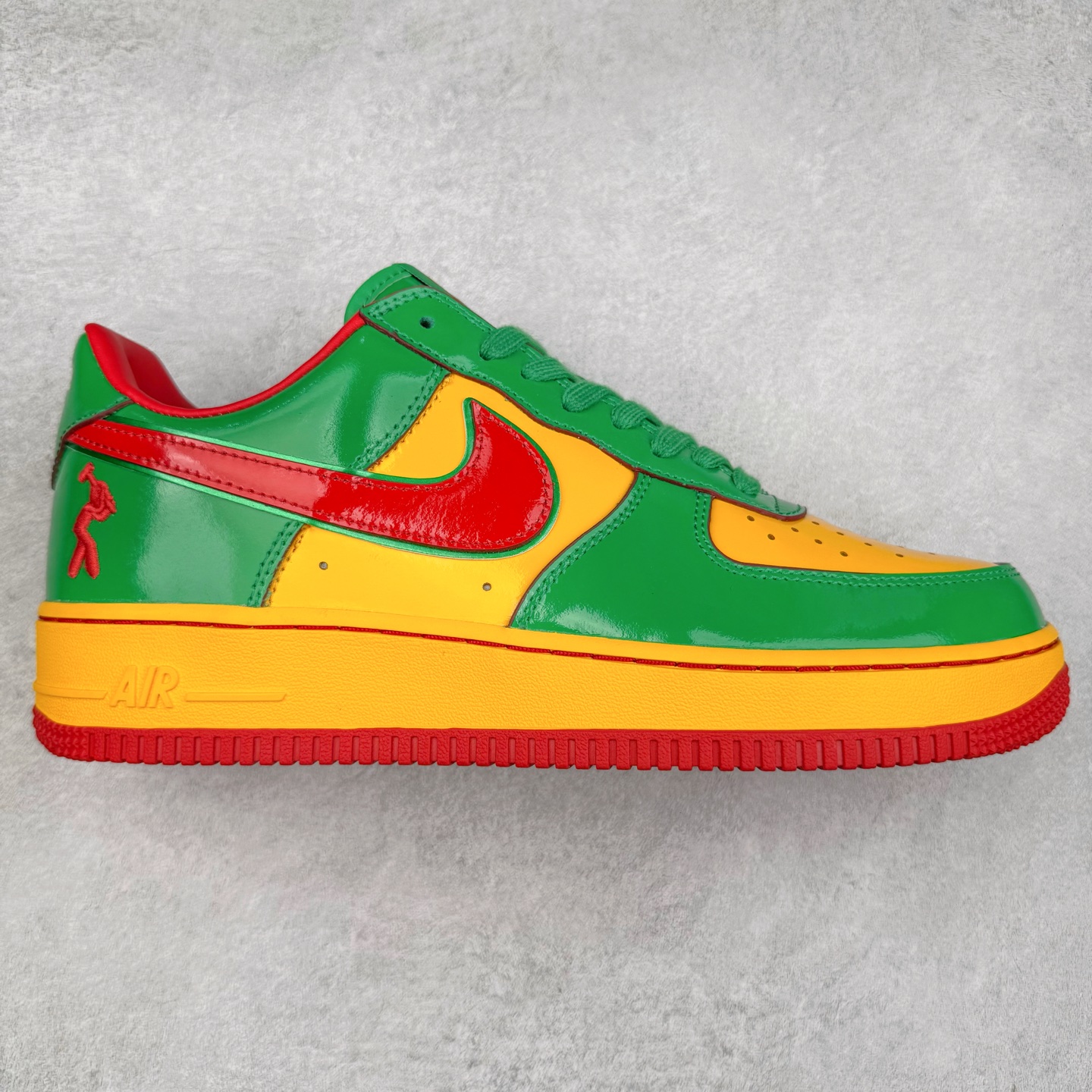 ＃S2纯原 Lil Yachty x NK Air Force 1 Low 空军一号联名绿金红 IH4383-300 鞋身通体采用漆皮材质打造，配色方面也一改初代的简约设计，采用黄/绿/红三色呈现，辨识度极高！通体撞色的设计搭配红色Swoosh点缀，吸睛程度不用多说！鞋舌标签以IT`S US字样呈现，尾部的同样带有Lil Yachty标志性的刺绣Logo，彰显联名身份。尺码：36 36.5 37.5 38 38.5 39 40 40.5 41 42 42.5 43 44 44.5 45 46 47.5-选品中心