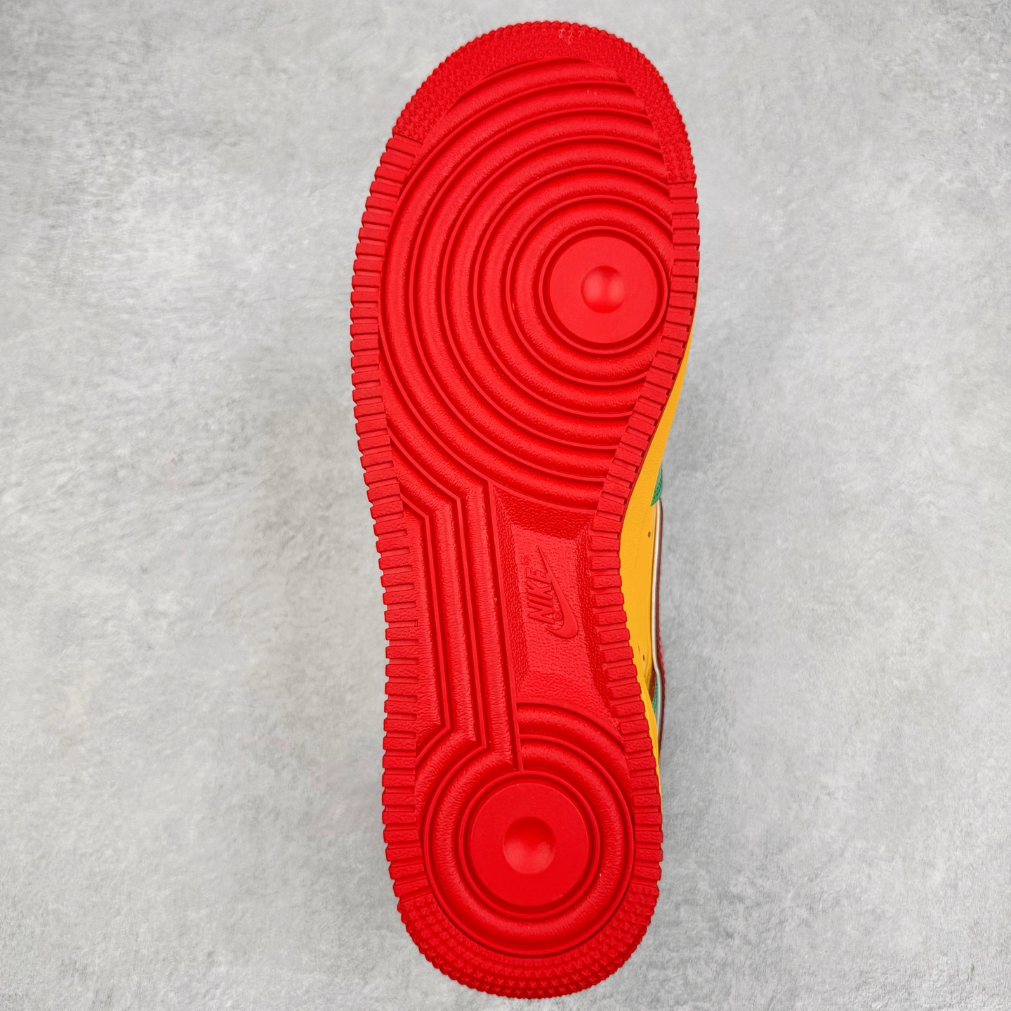 图片[9]-＃S2纯原 Lil Yachty x NK Air Force 1 Low 空军一号联名绿金红 IH4383-300 鞋身通体采用漆皮材质打造，配色方面也一改初代的简约设计，采用黄/绿/红三色呈现，辨识度极高！通体撞色的设计搭配红色Swoosh点缀，吸睛程度不用多说！鞋舌标签以IT`S US字样呈现，尾部的同样带有Lil Yachty标志性的刺绣Logo，彰显联名身份。尺码：36 36.5 37.5 38 38.5 39 40 40.5 41 42 42.5 43 44 44.5 45 46 47.5-选品中心