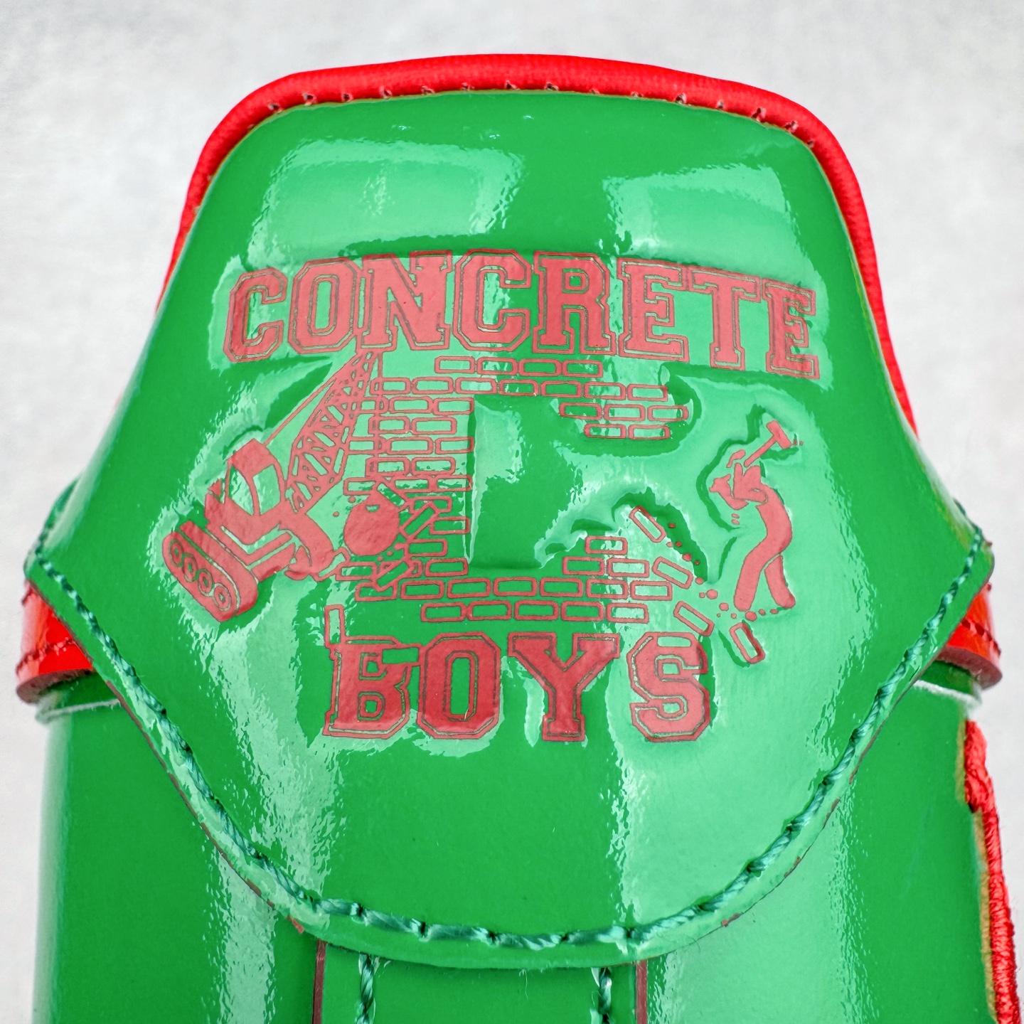 图片[10]-＃S2纯原 Lil Yachty x NK Air Force 1 Low 空军一号联名绿金红 IH4383-300 鞋身通体采用漆皮材质打造，配色方面也一改初代的简约设计，采用黄/绿/红三色呈现，辨识度极高！通体撞色的设计搭配红色Swoosh点缀，吸睛程度不用多说！鞋舌标签以IT`S US字样呈现，尾部的同样带有Lil Yachty标志性的刺绣Logo，彰显联名身份。尺码：36 36.5 37.5 38 38.5 39 40 40.5 41 42 42.5 43 44 44.5 45 46 47.5-选品中心