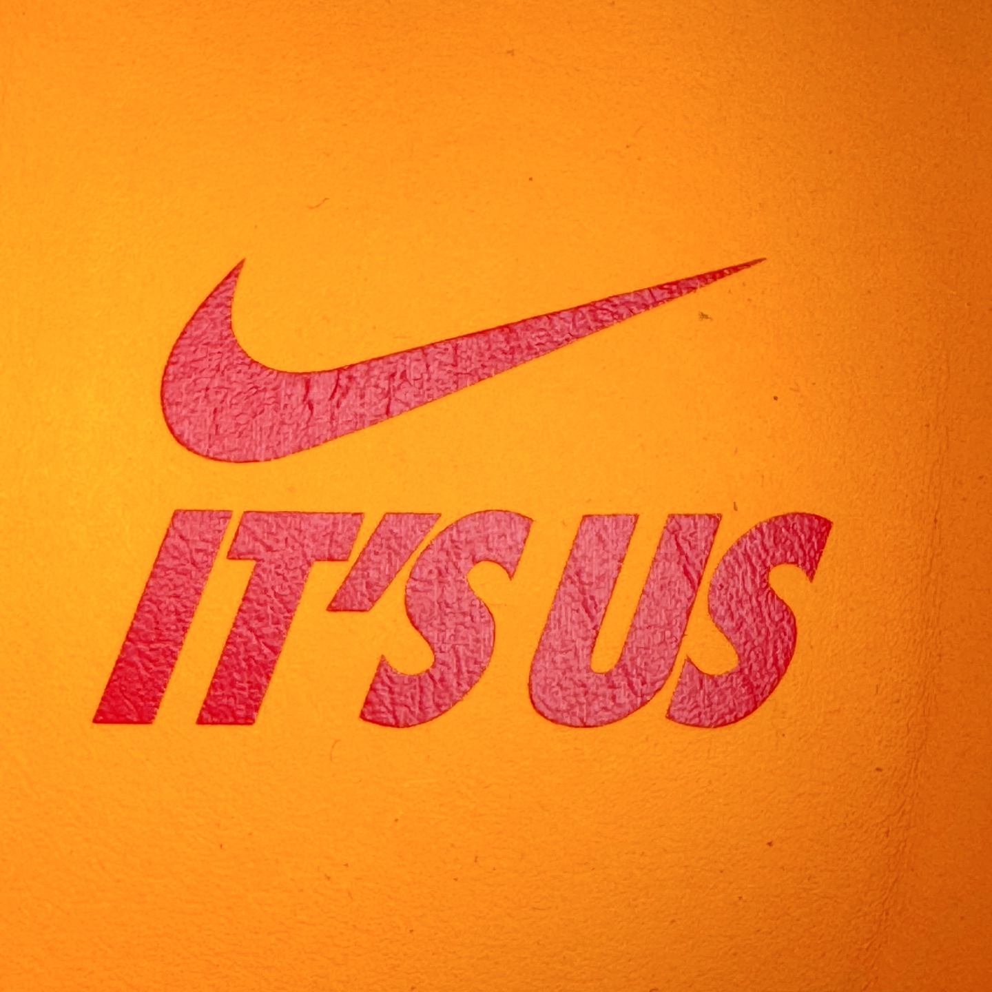 图片[19]-＃S2纯原 Lil Yachty x NK Air Force 1 Low 空军一号联名绿金红 IH4383-300 鞋身通体采用漆皮材质打造，配色方面也一改初代的简约设计，采用黄/绿/红三色呈现，辨识度极高！通体撞色的设计搭配红色Swoosh点缀，吸睛程度不用多说！鞋舌标签以IT`S US字样呈现，尾部的同样带有Lil Yachty标志性的刺绣Logo，彰显联名身份。尺码：36 36.5 37.5 38 38.5 39 40 40.5 41 42 42.5 43 44 44.5 45 46 47.5-选品中心