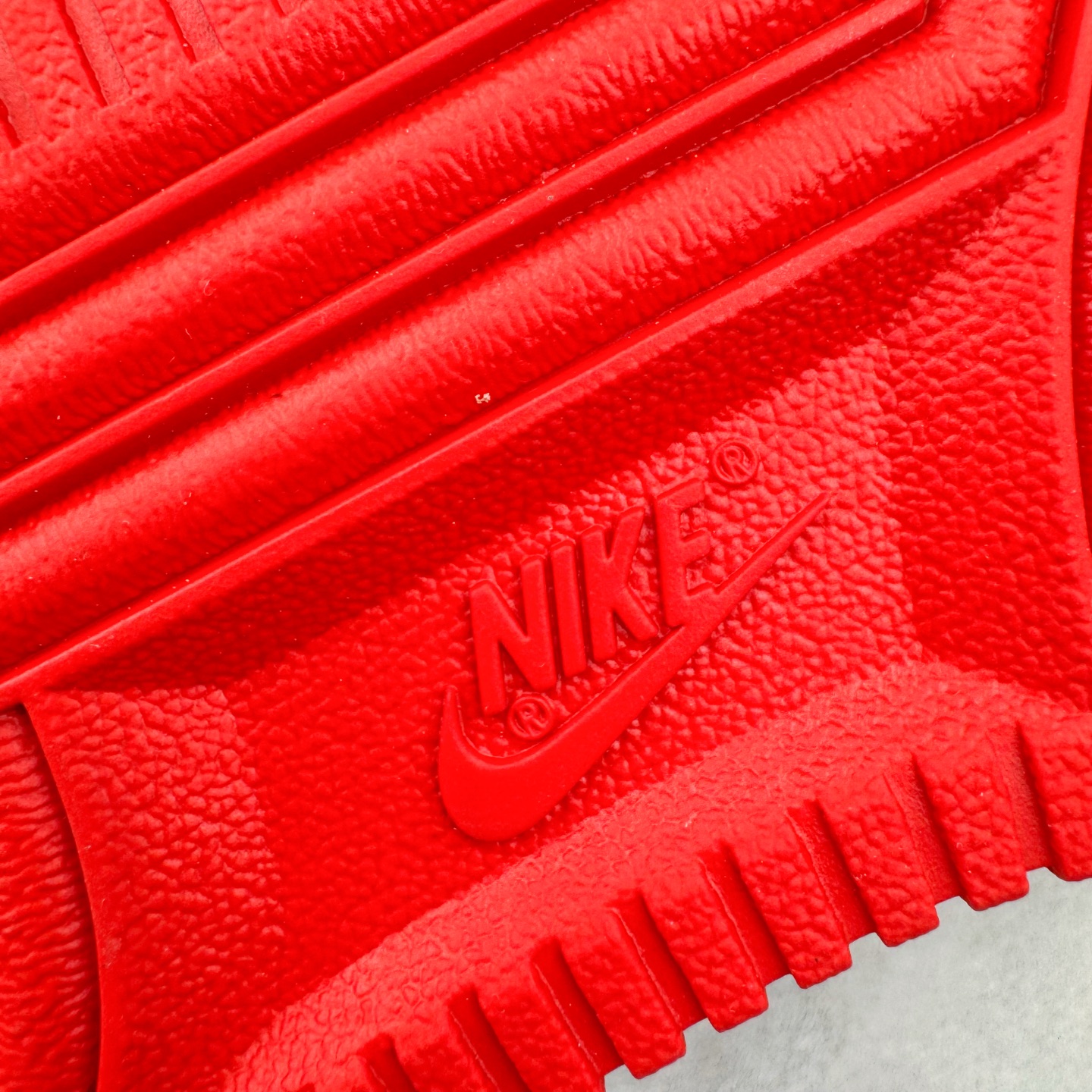 图片[15]-＃S2纯原 Lil Yachty x NK Air Force 1 Low 空军一号联名绿金红 IH4383-300 鞋身通体采用漆皮材质打造，配色方面也一改初代的简约设计，采用黄/绿/红三色呈现，辨识度极高！通体撞色的设计搭配红色Swoosh点缀，吸睛程度不用多说！鞋舌标签以IT`S US字样呈现，尾部的同样带有Lil Yachty标志性的刺绣Logo，彰显联名身份。尺码：36 36.5 37.5 38 38.5 39 40 40.5 41 42 42.5 43 44 44.5 45 46 47.5-选品中心