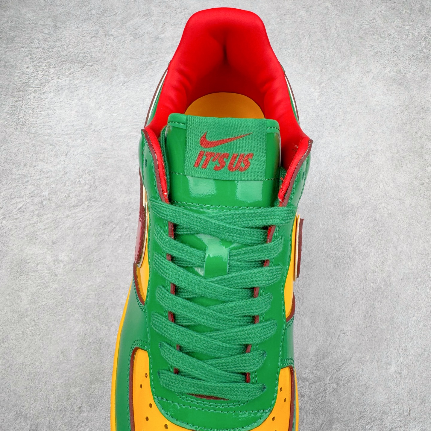图片[5]-＃S2纯原 Lil Yachty x NK Air Force 1 Low 空军一号联名绿金红 IH4383-300 鞋身通体采用漆皮材质打造，配色方面也一改初代的简约设计，采用黄/绿/红三色呈现，辨识度极高！通体撞色的设计搭配红色Swoosh点缀，吸睛程度不用多说！鞋舌标签以IT`S US字样呈现，尾部的同样带有Lil Yachty标志性的刺绣Logo，彰显联名身份。尺码：36 36.5 37.5 38 38.5 39 40 40.5 41 42 42.5 43 44 44.5 45 46 47.5-选品中心