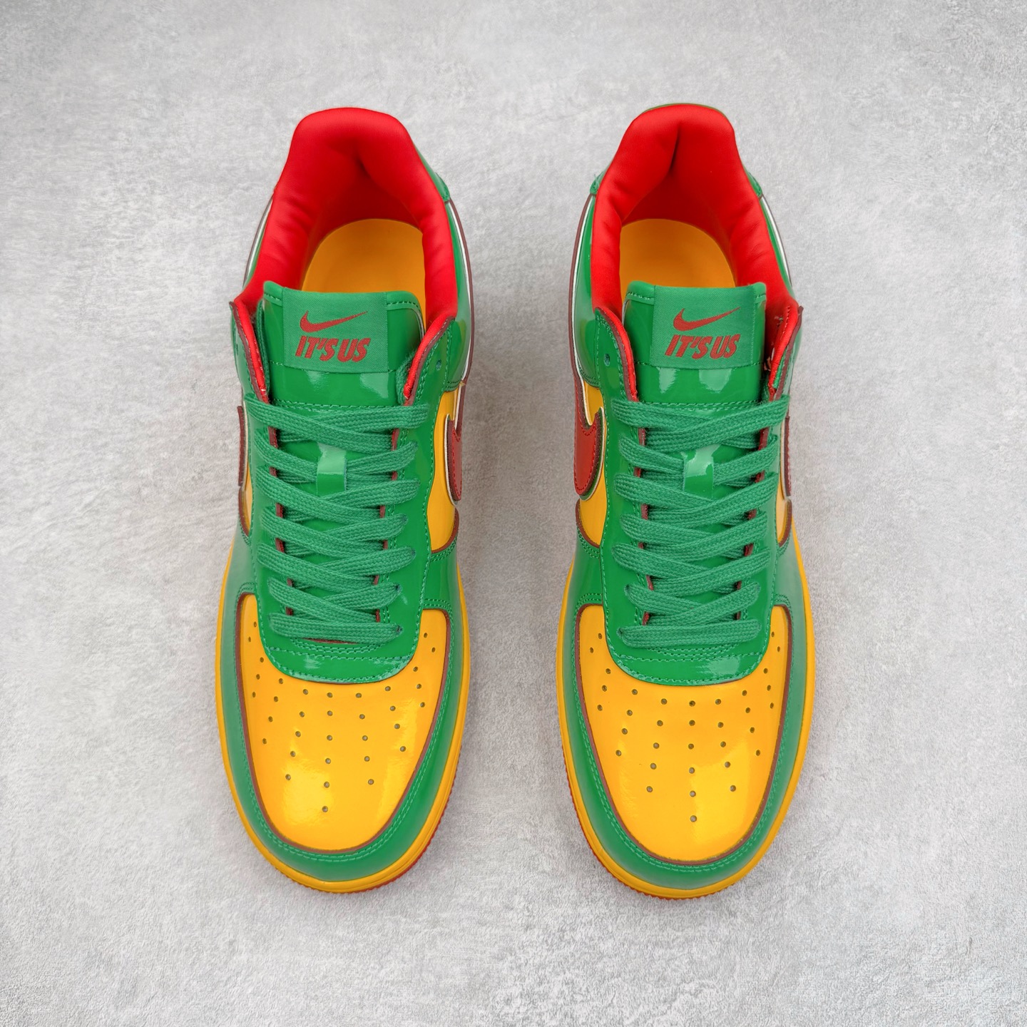 图片[2]-＃S2纯原 Lil Yachty x NK Air Force 1 Low 空军一号联名绿金红 IH4383-300 鞋身通体采用漆皮材质打造，配色方面也一改初代的简约设计，采用黄/绿/红三色呈现，辨识度极高！通体撞色的设计搭配红色Swoosh点缀，吸睛程度不用多说！鞋舌标签以IT`S US字样呈现，尾部的同样带有Lil Yachty标志性的刺绣Logo，彰显联名身份。尺码：36 36.5 37.5 38 38.5 39 40 40.5 41 42 42.5 43 44 44.5 45 46 47.5-选品中心