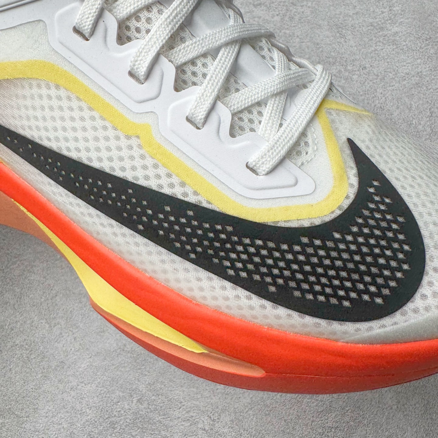 图片[15]-＃TG纯原 NK ZoomX Invincible Run Flyknit 6 轻量跑鞋 飞织低帮休闲运动慢跑鞋 厚底增高 老爹鞋 此鞋专为短跑运动员而生 是为 5 至 10 公里距离的赛事和训练打造 整体设计采用流线型的轻质工程网眼材质构成鞋面 并与其他 Running 旗舰鞋款同样搭载全脚掌 ZoomX 缓冲中底 搭配 Pebax 物料与橡胶外底 ZoomX StreakFly 首发配色以Prototype呈现 其灵感是来自开发期间的磨损测试 透过编号的标记与内侧的预期跑步距离突出研发过程 货号： IR6657-108 尺码：36 36.5 37.5 38 38.5 39 40 40.5 41 42 42.5 43 44 45-选品中心