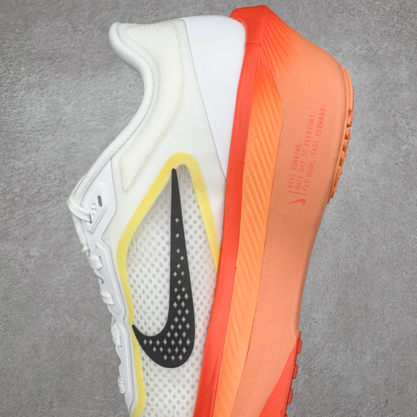 图片[7]-＃TG纯原 NK ZoomX Invincible Run Flyknit 6 轻量跑鞋 飞织低帮休闲运动慢跑鞋 厚底增高 老爹鞋 此鞋专为短跑运动员而生 是为 5 至 10 公里距离的赛事和训练打造 整体设计采用流线型的轻质工程网眼材质构成鞋面 并与其他 Running 旗舰鞋款同样搭载全脚掌 ZoomX 缓冲中底 搭配 Pebax 物料与橡胶外底 ZoomX StreakFly 首发配色以Prototype呈现 其灵感是来自开发期间的磨损测试 透过编号的标记与内侧的预期跑步距离突出研发过程 货号： IR6657-108 尺码：36 36.5 37.5 38 38.5 39 40 40.5 41 42 42.5 43 44 45-选品中心