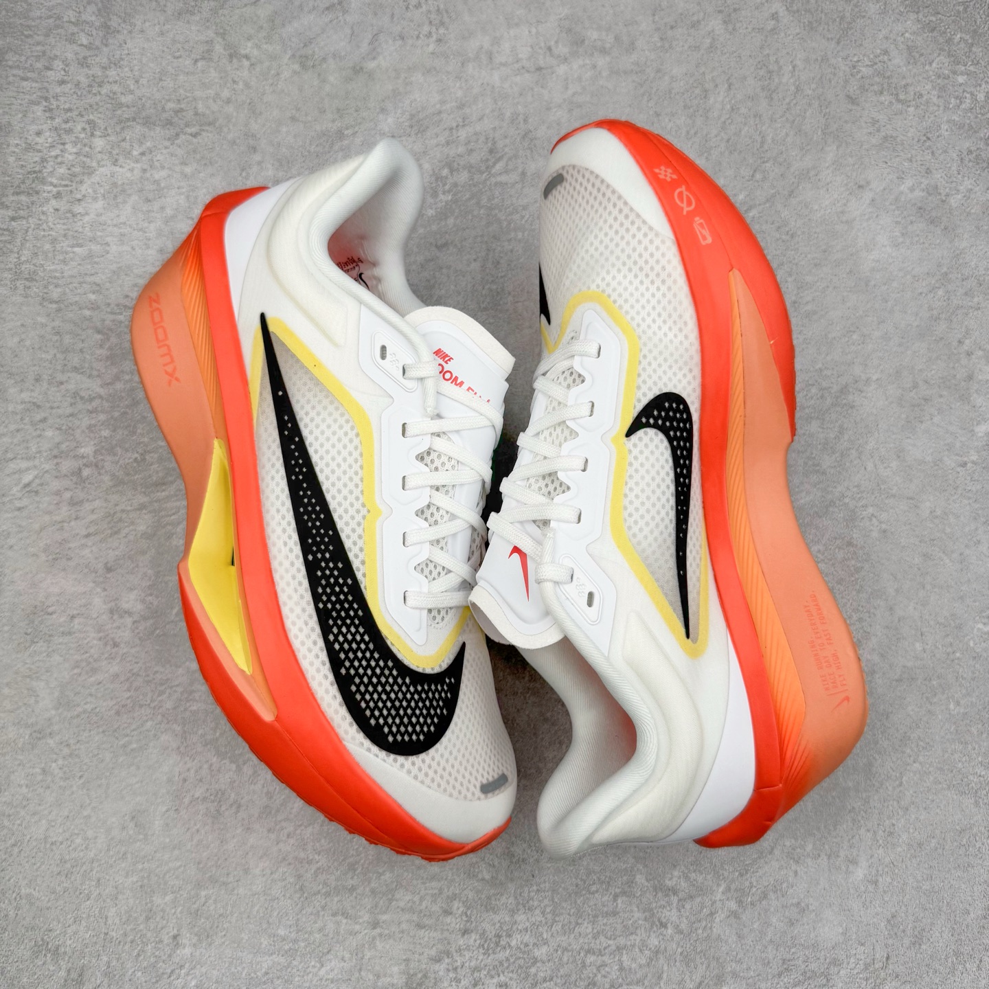 图片[3]-＃TG纯原 NK ZoomX Invincible Run Flyknit 6 轻量跑鞋 飞织低帮休闲运动慢跑鞋 厚底增高 老爹鞋 此鞋专为短跑运动员而生 是为 5 至 10 公里距离的赛事和训练打造 整体设计采用流线型的轻质工程网眼材质构成鞋面 并与其他 Running 旗舰鞋款同样搭载全脚掌 ZoomX 缓冲中底 搭配 Pebax 物料与橡胶外底 ZoomX StreakFly 首发配色以Prototype呈现 其灵感是来自开发期间的磨损测试 透过编号的标记与内侧的预期跑步距离突出研发过程 货号： IR6657-108 尺码：36 36.5 37.5 38 38.5 39 40 40.5 41 42 42.5 43 44 45-选品中心