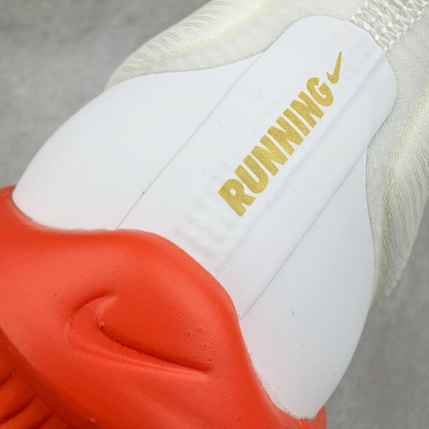 图片[12]-＃TG纯原 NK ZoomX Invincible Run Flyknit 6 轻量跑鞋 飞织低帮休闲运动慢跑鞋 厚底增高 老爹鞋 此鞋专为短跑运动员而生 是为 5 至 10 公里距离的赛事和训练打造 整体设计采用流线型的轻质工程网眼材质构成鞋面 并与其他 Running 旗舰鞋款同样搭载全脚掌 ZoomX 缓冲中底 搭配 Pebax 物料与橡胶外底 ZoomX StreakFly 首发配色以Prototype呈现 其灵感是来自开发期间的磨损测试 透过编号的标记与内侧的预期跑步距离突出研发过程 货号： IR6657-108 尺码：36 36.5 37.5 38 38.5 39 40 40.5 41 42 42.5 43 44 45-选品中心