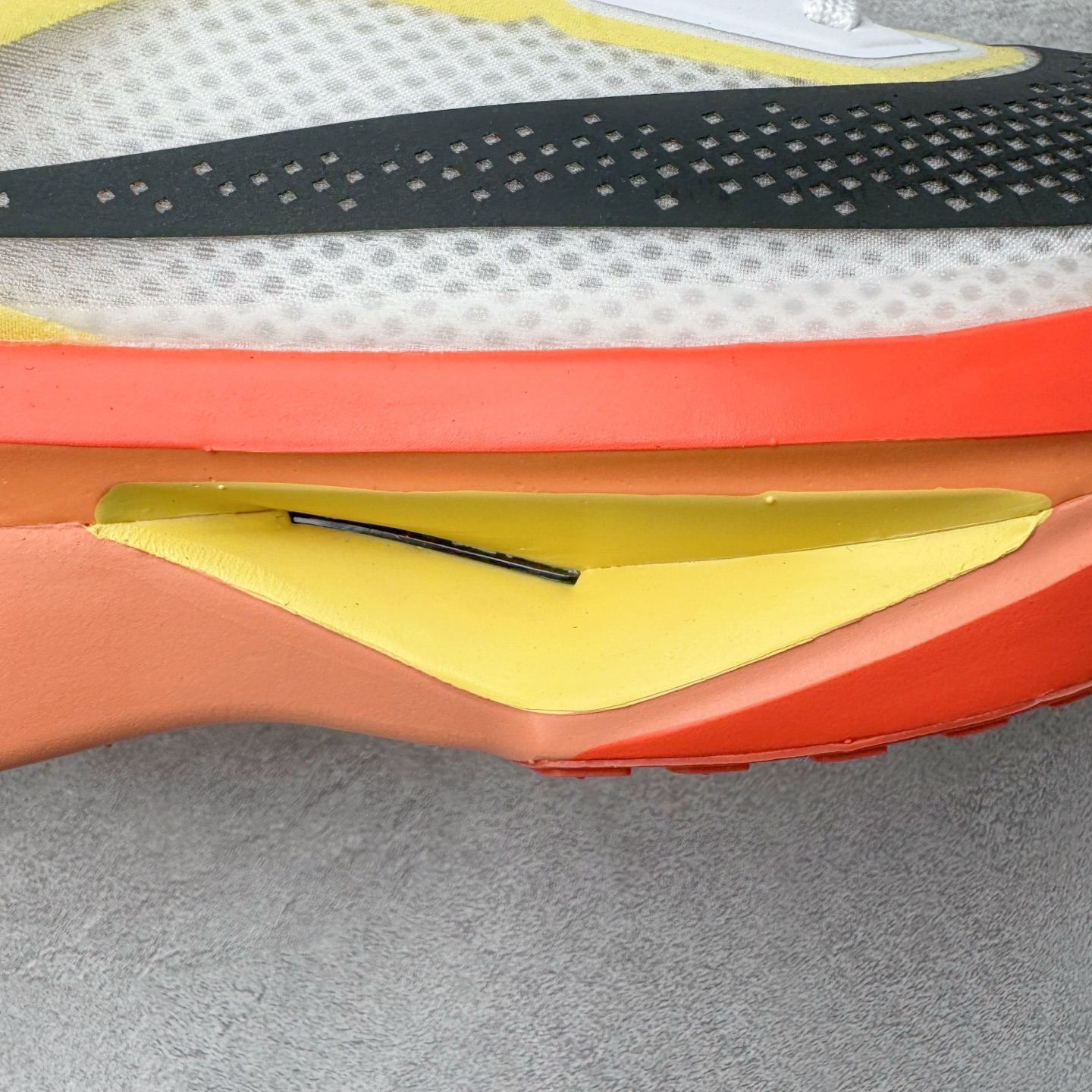 图片[17]-＃TG纯原 NK ZoomX Invincible Run Flyknit 6 轻量跑鞋 飞织低帮休闲运动慢跑鞋 厚底增高 老爹鞋 此鞋专为短跑运动员而生 是为 5 至 10 公里距离的赛事和训练打造 整体设计采用流线型的轻质工程网眼材质构成鞋面 并与其他 Running 旗舰鞋款同样搭载全脚掌 ZoomX 缓冲中底 搭配 Pebax 物料与橡胶外底 ZoomX StreakFly 首发配色以Prototype呈现 其灵感是来自开发期间的磨损测试 透过编号的标记与内侧的预期跑步距离突出研发过程 货号： IR6657-108 尺码：36 36.5 37.5 38 38.5 39 40 40.5 41 42 42.5 43 44 45-选品中心