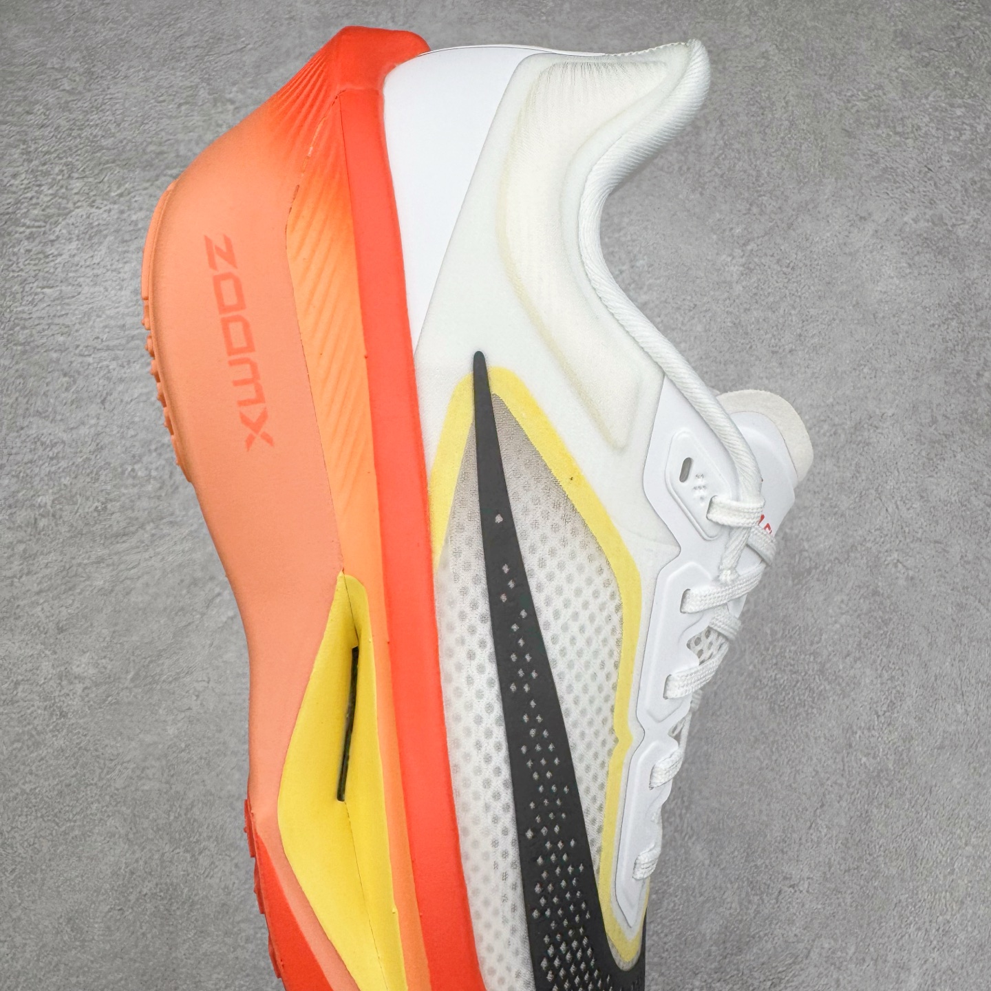 图片[6]-＃TG纯原 NK ZoomX Invincible Run Flyknit 6 轻量跑鞋 飞织低帮休闲运动慢跑鞋 厚底增高 老爹鞋 此鞋专为短跑运动员而生 是为 5 至 10 公里距离的赛事和训练打造 整体设计采用流线型的轻质工程网眼材质构成鞋面 并与其他 Running 旗舰鞋款同样搭载全脚掌 ZoomX 缓冲中底 搭配 Pebax 物料与橡胶外底 ZoomX StreakFly 首发配色以Prototype呈现 其灵感是来自开发期间的磨损测试 透过编号的标记与内侧的预期跑步距离突出研发过程 货号： IR6657-108 尺码：36 36.5 37.5 38 38.5 39 40 40.5 41 42 42.5 43 44 45-选品中心