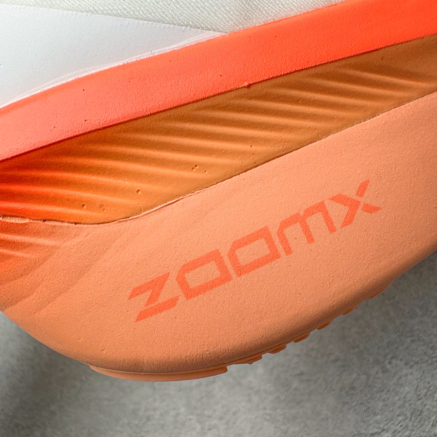 图片[18]-＃TG纯原 NK ZoomX Invincible Run Flyknit 6 轻量跑鞋 飞织低帮休闲运动慢跑鞋 厚底增高 老爹鞋 此鞋专为短跑运动员而生 是为 5 至 10 公里距离的赛事和训练打造 整体设计采用流线型的轻质工程网眼材质构成鞋面 并与其他 Running 旗舰鞋款同样搭载全脚掌 ZoomX 缓冲中底 搭配 Pebax 物料与橡胶外底 ZoomX StreakFly 首发配色以Prototype呈现 其灵感是来自开发期间的磨损测试 透过编号的标记与内侧的预期跑步距离突出研发过程 货号： IR6657-108 尺码：36 36.5 37.5 38 38.5 39 40 40.5 41 42 42.5 43 44 45-选品中心