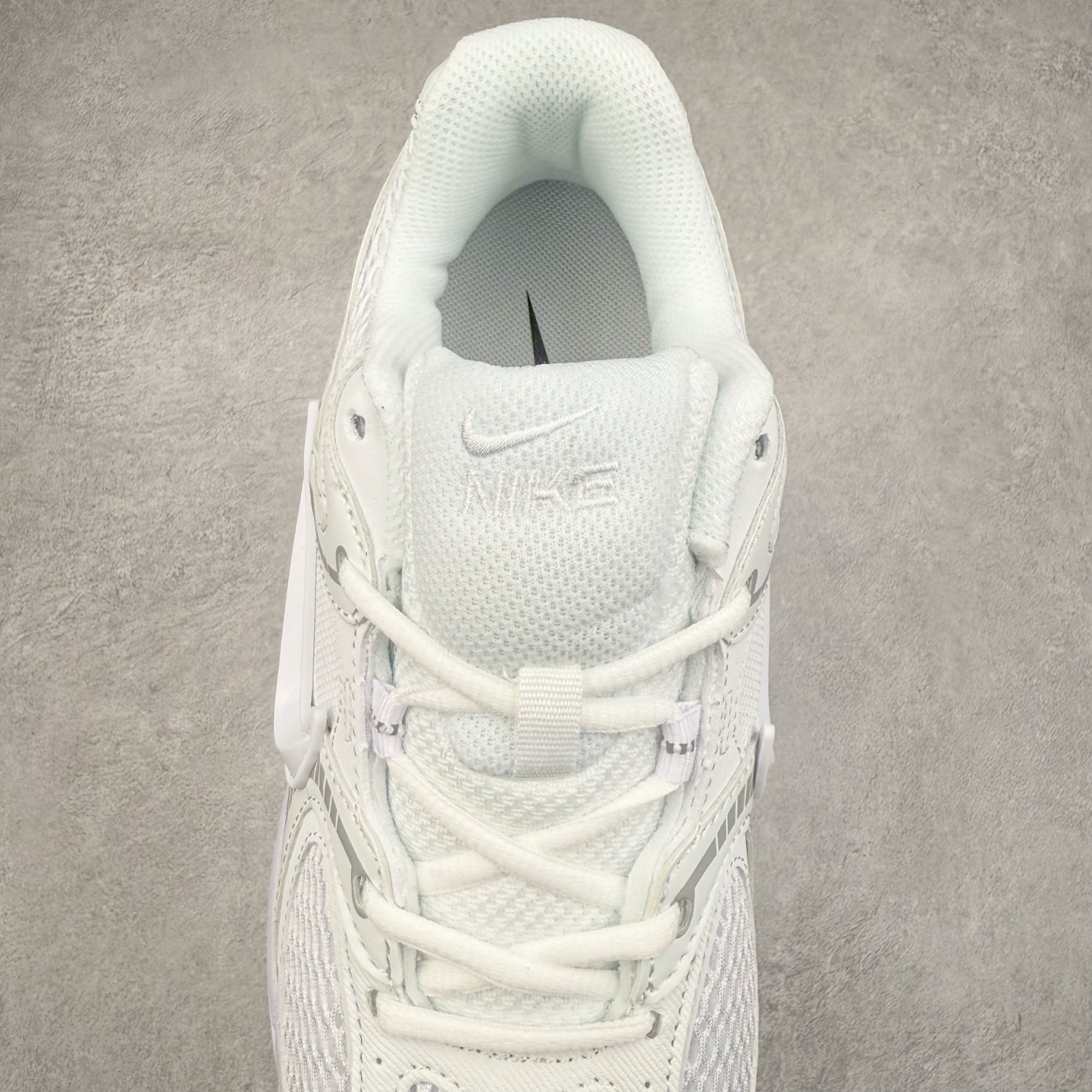 图片[5]-NK V5 RNR 舒适百搭防滑耐磨低帮跑步鞋 HJ5228-101 舒适有型适合日常穿着 该鞋款延续千禧年经典设计搭载泡绵中底 厚实而轻盈匠心细节巧搭立体耐克勾标志焕新演绎复古跑鞋 鞋款从千禧年美学汲取灵感 混搭多种材质突显层次感立体感和传统跑步风范 尺码：36 36.5 37.5 38 38.5 39 40 40.5 41 42 42.5 43 44 44.5 45-选品中心