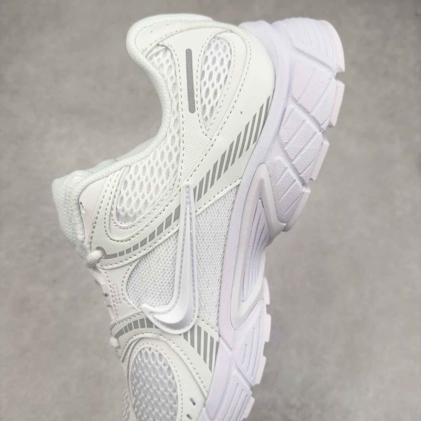 图片[7]-NK V5 RNR 舒适百搭防滑耐磨低帮跑步鞋 HJ5228-101 舒适有型适合日常穿着 该鞋款延续千禧年经典设计搭载泡绵中底 厚实而轻盈匠心细节巧搭立体耐克勾标志焕新演绎复古跑鞋 鞋款从千禧年美学汲取灵感 混搭多种材质突显层次感立体感和传统跑步风范 尺码：36 36.5 37.5 38 38.5 39 40 40.5 41 42 42.5 43 44 44.5 45-选品中心