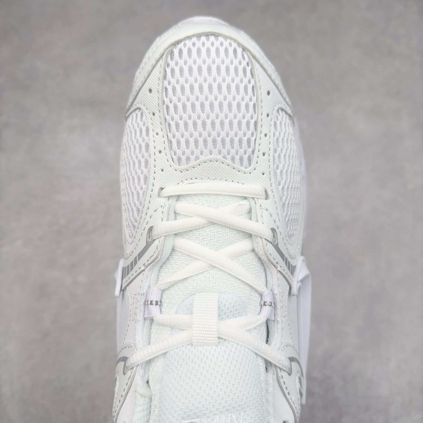 图片[4]-NK V5 RNR 舒适百搭防滑耐磨低帮跑步鞋 HJ5228-101 舒适有型适合日常穿着 该鞋款延续千禧年经典设计搭载泡绵中底 厚实而轻盈匠心细节巧搭立体耐克勾标志焕新演绎复古跑鞋 鞋款从千禧年美学汲取灵感 混搭多种材质突显层次感立体感和传统跑步风范 尺码：36 36.5 37.5 38 38.5 39 40 40.5 41 42 42.5 43 44 44.5 45-选品中心