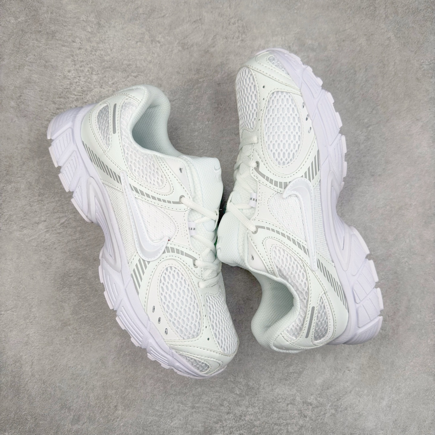 图片[3]-NK V5 RNR 舒适百搭防滑耐磨低帮跑步鞋 HJ5228-101 舒适有型适合日常穿着 该鞋款延续千禧年经典设计搭载泡绵中底 厚实而轻盈匠心细节巧搭立体耐克勾标志焕新演绎复古跑鞋 鞋款从千禧年美学汲取灵感 混搭多种材质突显层次感立体感和传统跑步风范 尺码：36 36.5 37.5 38 38.5 39 40 40.5 41 42 42.5 43 44 44.5 45-选品中心