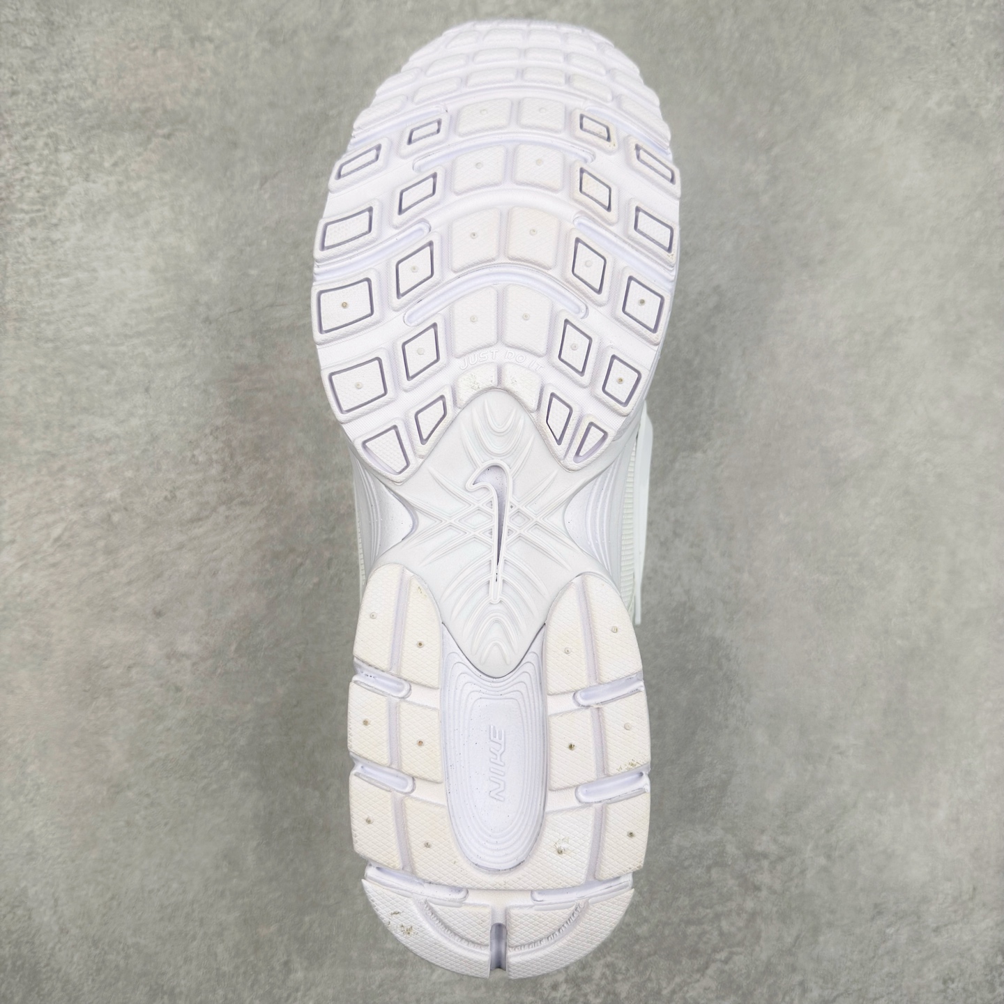 图片[9]-NK V5 RNR 舒适百搭防滑耐磨低帮跑步鞋 HJ5228-101 舒适有型适合日常穿着 该鞋款延续千禧年经典设计搭载泡绵中底 厚实而轻盈匠心细节巧搭立体耐克勾标志焕新演绎复古跑鞋 鞋款从千禧年美学汲取灵感 混搭多种材质突显层次感立体感和传统跑步风范 尺码：36 36.5 37.5 38 38.5 39 40 40.5 41 42 42.5 43 44 44.5 45-选品中心