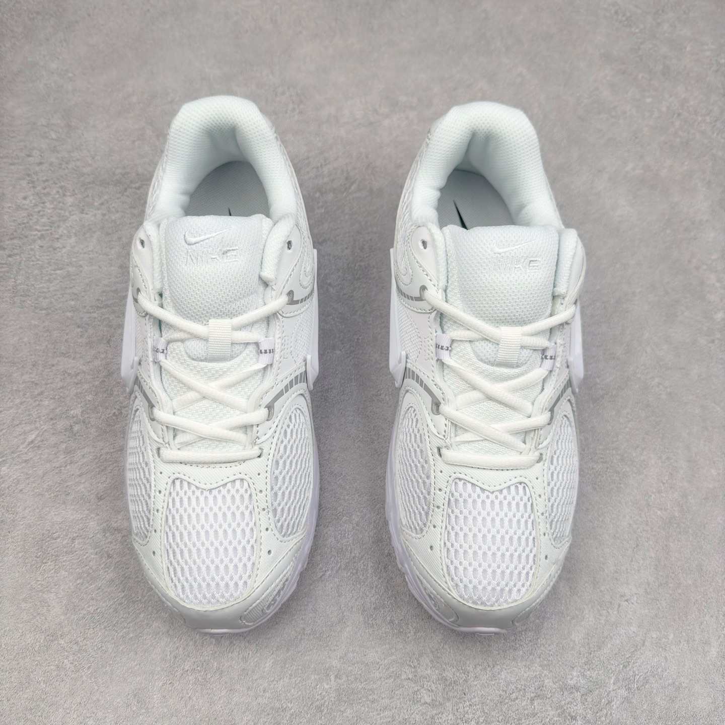 图片[2]-NK V5 RNR 舒适百搭防滑耐磨低帮跑步鞋 HJ5228-101 舒适有型适合日常穿着 该鞋款延续千禧年经典设计搭载泡绵中底 厚实而轻盈匠心细节巧搭立体耐克勾标志焕新演绎复古跑鞋 鞋款从千禧年美学汲取灵感 混搭多种材质突显层次感立体感和传统跑步风范 尺码：36 36.5 37.5 38 38.5 39 40 40.5 41 42 42.5 43 44 44.5 45-选品中心