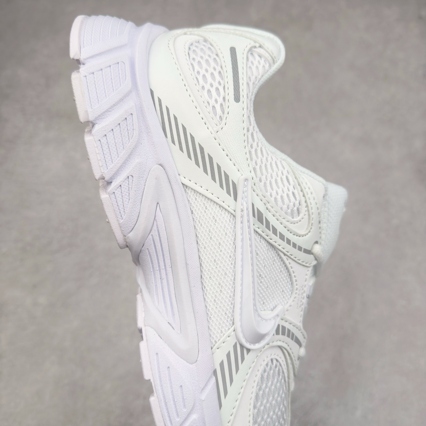 图片[6]-NK V5 RNR 舒适百搭防滑耐磨低帮跑步鞋 HJ5228-101 舒适有型适合日常穿着 该鞋款延续千禧年经典设计搭载泡绵中底 厚实而轻盈匠心细节巧搭立体耐克勾标志焕新演绎复古跑鞋 鞋款从千禧年美学汲取灵感 混搭多种材质突显层次感立体感和传统跑步风范 尺码：36 36.5 37.5 38 38.5 39 40 40.5 41 42 42.5 43 44 44.5 45-选品中心