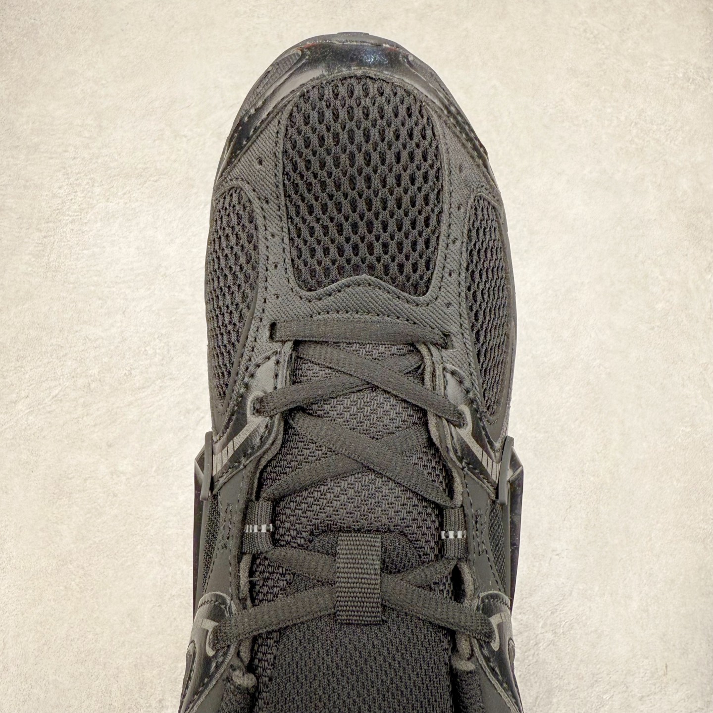 图片[4]-NK V5 RNR 舒适百搭防滑耐磨低帮跑步鞋 HJ5228-001 舒适有型适合日常穿着 该鞋款延续千禧年经典设计搭载泡绵中底 厚实而轻盈匠心细节巧搭立体耐克勾标志焕新演绎复古跑鞋 鞋款从千禧年美学汲取灵感 混搭多种材质突显层次感立体感和传统跑步风范 尺码：36 36.5 37.5 38 38.5 39 40 40.5 41 42 42.5 43 44 44.5 45-选品中心