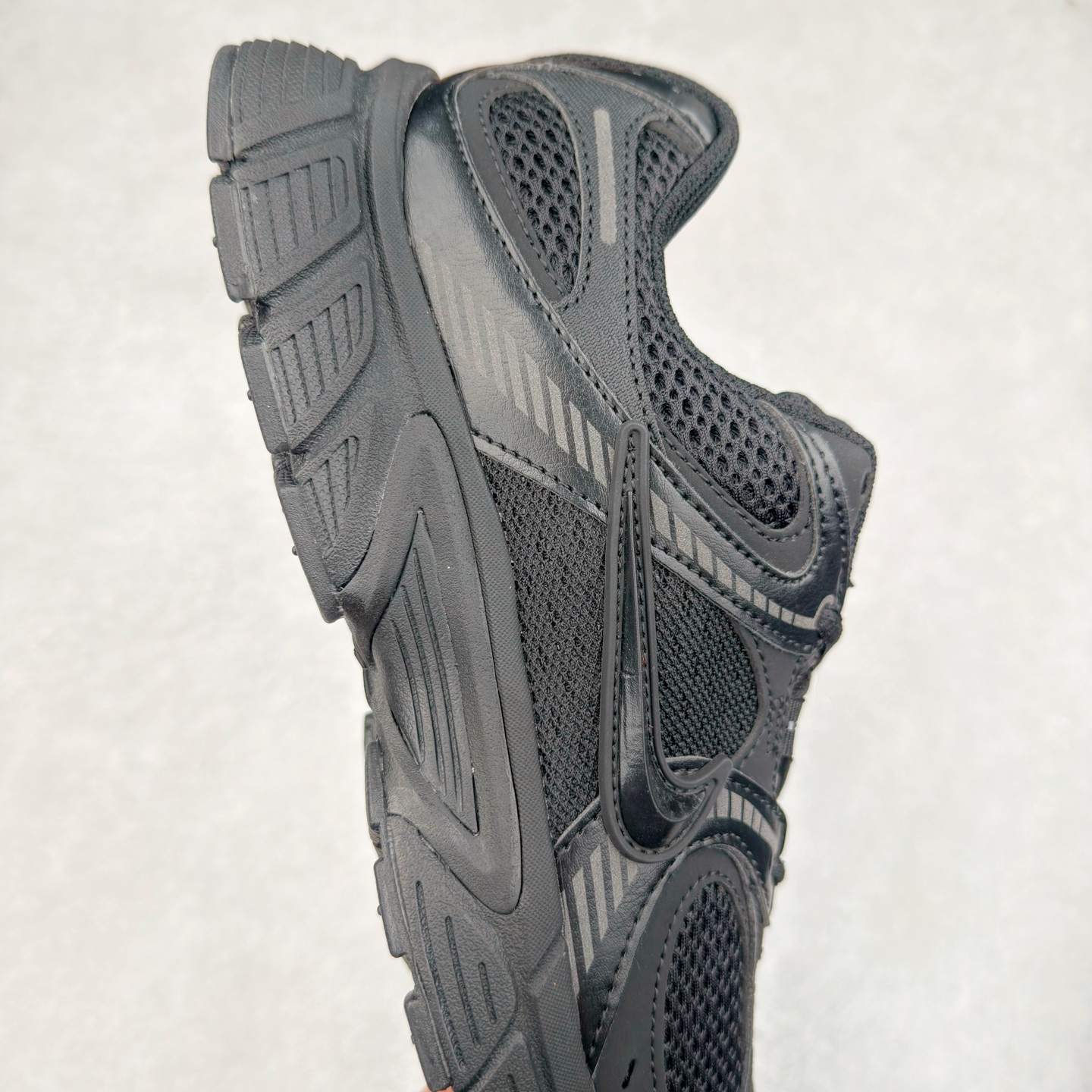 图片[6]-NK V5 RNR 舒适百搭防滑耐磨低帮跑步鞋 HJ5228-001 舒适有型适合日常穿着 该鞋款延续千禧年经典设计搭载泡绵中底 厚实而轻盈匠心细节巧搭立体耐克勾标志焕新演绎复古跑鞋 鞋款从千禧年美学汲取灵感 混搭多种材质突显层次感立体感和传统跑步风范 尺码：36 36.5 37.5 38 38.5 39 40 40.5 41 42 42.5 43 44 44.5 45-选品中心