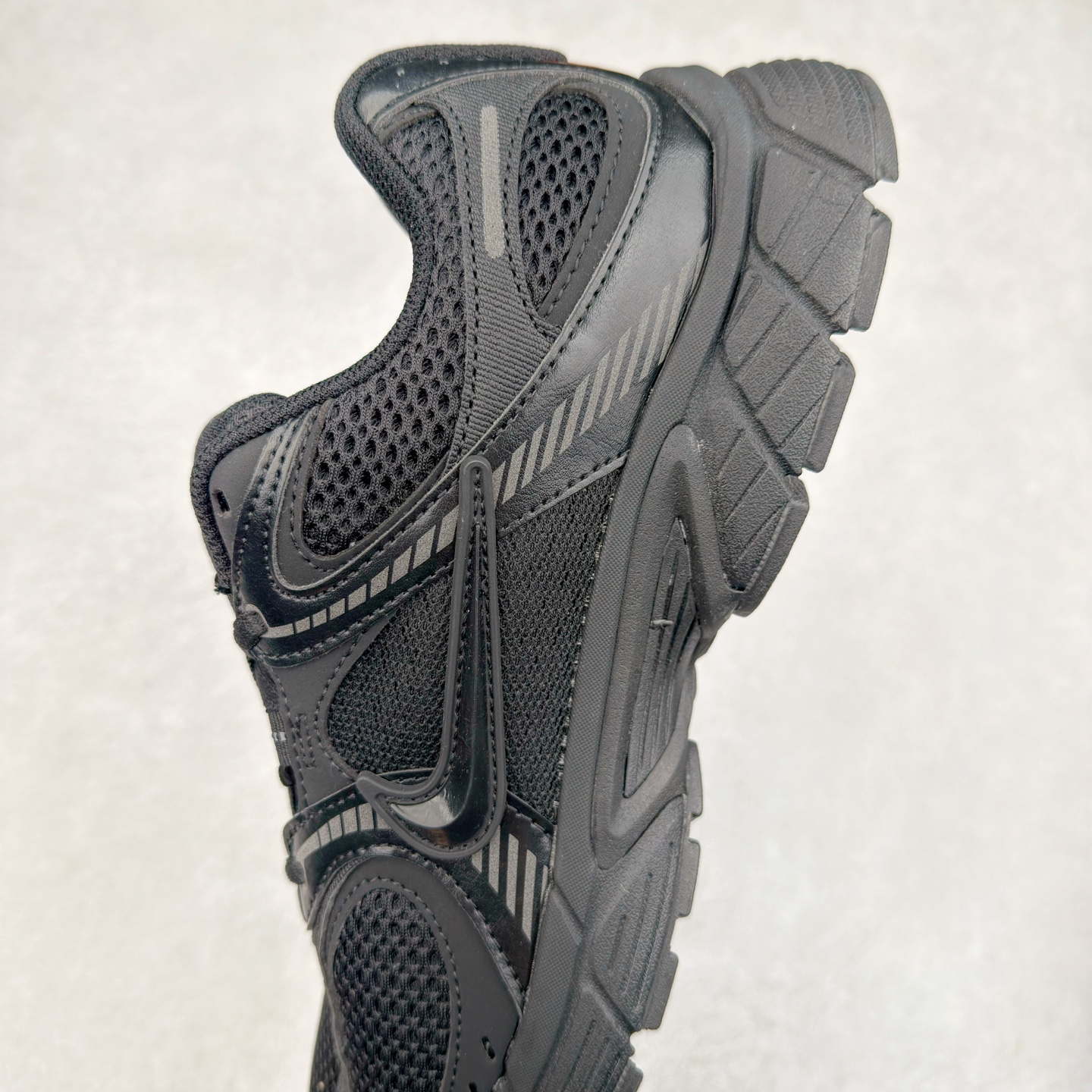 图片[7]-NK V5 RNR 舒适百搭防滑耐磨低帮跑步鞋 HJ5228-001 舒适有型适合日常穿着 该鞋款延续千禧年经典设计搭载泡绵中底 厚实而轻盈匠心细节巧搭立体耐克勾标志焕新演绎复古跑鞋 鞋款从千禧年美学汲取灵感 混搭多种材质突显层次感立体感和传统跑步风范 尺码：36 36.5 37.5 38 38.5 39 40 40.5 41 42 42.5 43 44 44.5 45-选品中心