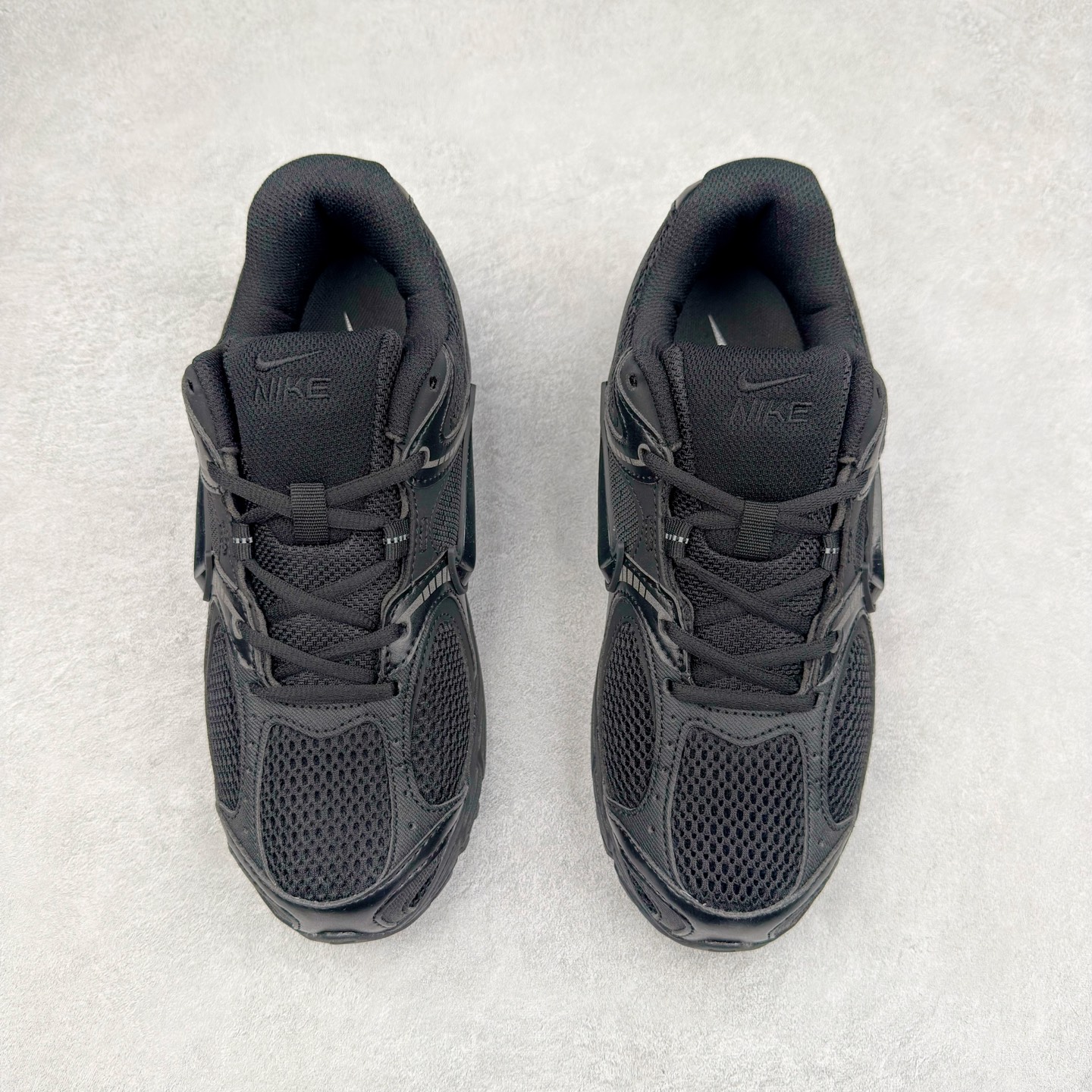 图片[2]-NK V5 RNR 舒适百搭防滑耐磨低帮跑步鞋 HJ5228-001 舒适有型适合日常穿着 该鞋款延续千禧年经典设计搭载泡绵中底 厚实而轻盈匠心细节巧搭立体耐克勾标志焕新演绎复古跑鞋 鞋款从千禧年美学汲取灵感 混搭多种材质突显层次感立体感和传统跑步风范 尺码：36 36.5 37.5 38 38.5 39 40 40.5 41 42 42.5 43 44 44.5 45-选品中心