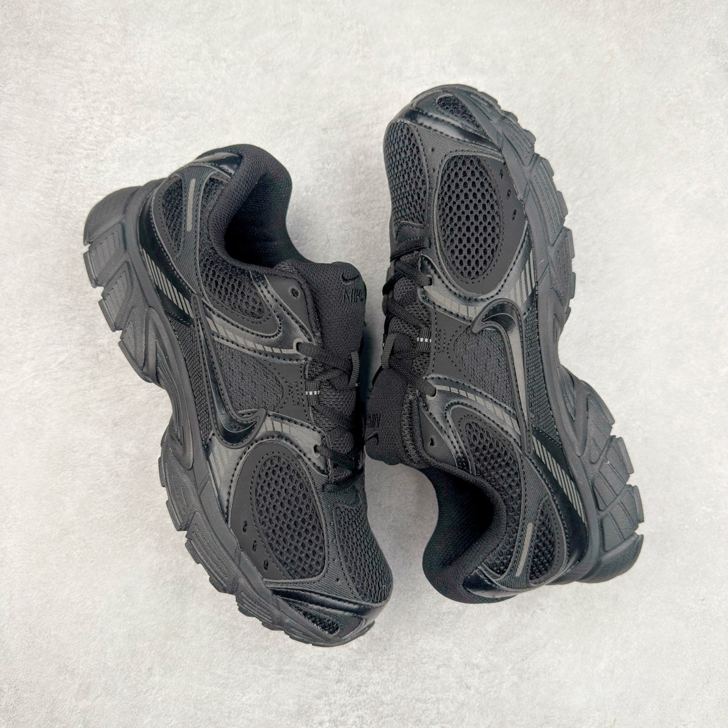 图片[3]-NK V5 RNR 舒适百搭防滑耐磨低帮跑步鞋 HJ5228-001 舒适有型适合日常穿着 该鞋款延续千禧年经典设计搭载泡绵中底 厚实而轻盈匠心细节巧搭立体耐克勾标志焕新演绎复古跑鞋 鞋款从千禧年美学汲取灵感 混搭多种材质突显层次感立体感和传统跑步风范 尺码：36 36.5 37.5 38 38.5 39 40 40.5 41 42 42.5 43 44 44.5 45-选品中心