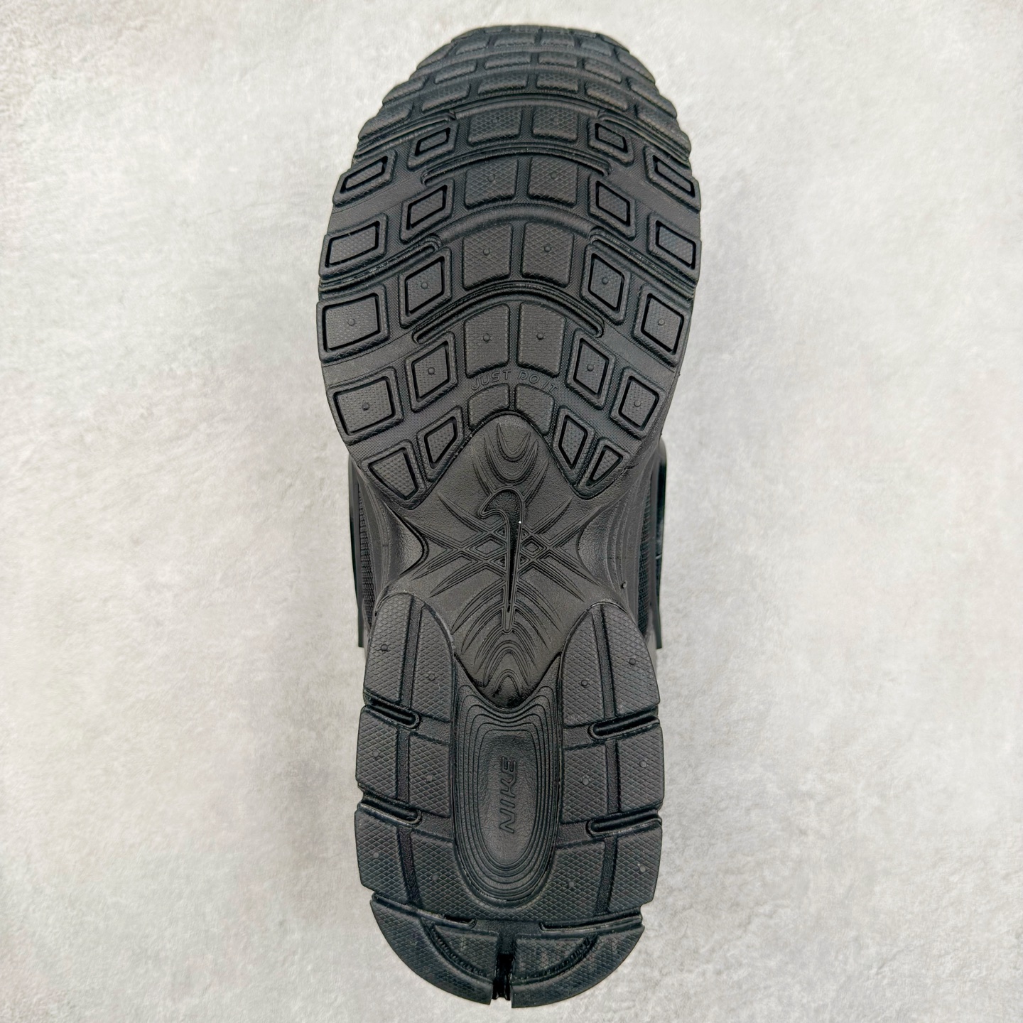 图片[9]-NK V5 RNR 舒适百搭防滑耐磨低帮跑步鞋 HJ5228-001 舒适有型适合日常穿着 该鞋款延续千禧年经典设计搭载泡绵中底 厚实而轻盈匠心细节巧搭立体耐克勾标志焕新演绎复古跑鞋 鞋款从千禧年美学汲取灵感 混搭多种材质突显层次感立体感和传统跑步风范 尺码：36 36.5 37.5 38 38.5 39 40 40.5 41 42 42.5 43 44 44.5 45-选品中心