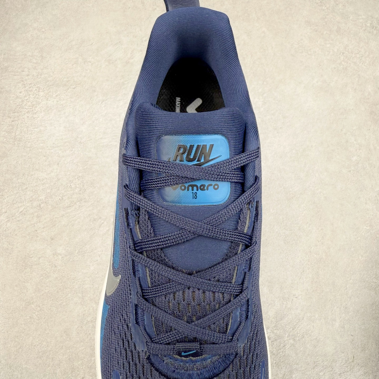 图片[5]-NK Air Zoom Vomero 18 轻便舒适公路跑步鞋 HM6806-108 质感柔软 弹力充沛 助力一路畅跑 乐享不停 厚实泡绵缔造舒适的回弹效果 铸就出色跑步表现 该鞋款轻盈透气 带你步入舒适新境界 疾速刺激感和非凡舒适脚感交织 定能让跑者在迈步间找到渴望已久的跑步乐趣 自如掌控跑步节奏、配速和里程 足底缓震配置赋予双足柔软舒适感受 助你一路畅跑 缓震设计 在双足触地时有助提供舒适脚感 搭载性能出众的 ZoomX 和 Cushlon 泡绵 营造柔软舒适脚感 助你稳稳迈步 基于跑者反馈 简化中底设计 带来出色舒适感 尺码：36 36.5 37.5 38 38.5 39 40 40.5 41 42 42.5 43 44 44.5 45-选品中心