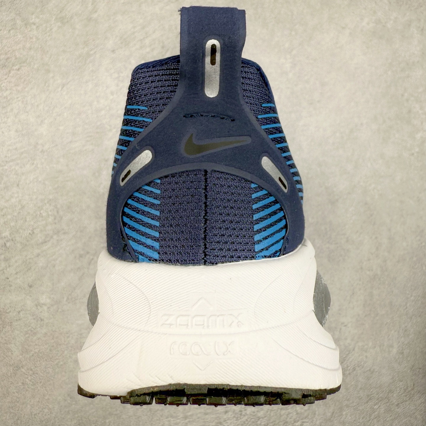 图片[8]-NK Air Zoom Vomero 18 轻便舒适公路跑步鞋 HM6806-108 质感柔软 弹力充沛 助力一路畅跑 乐享不停 厚实泡绵缔造舒适的回弹效果 铸就出色跑步表现 该鞋款轻盈透气 带你步入舒适新境界 疾速刺激感和非凡舒适脚感交织 定能让跑者在迈步间找到渴望已久的跑步乐趣 自如掌控跑步节奏、配速和里程 足底缓震配置赋予双足柔软舒适感受 助你一路畅跑 缓震设计 在双足触地时有助提供舒适脚感 搭载性能出众的 ZoomX 和 Cushlon 泡绵 营造柔软舒适脚感 助你稳稳迈步 基于跑者反馈 简化中底设计 带来出色舒适感 尺码：36 36.5 37.5 38 38.5 39 40 40.5 41 42 42.5 43 44 44.5 45-选品中心