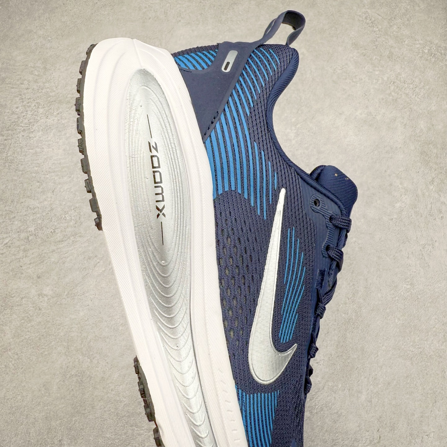 图片[6]-NK Air Zoom Vomero 18 轻便舒适公路跑步鞋 HM6806-108 质感柔软 弹力充沛 助力一路畅跑 乐享不停 厚实泡绵缔造舒适的回弹效果 铸就出色跑步表现 该鞋款轻盈透气 带你步入舒适新境界 疾速刺激感和非凡舒适脚感交织 定能让跑者在迈步间找到渴望已久的跑步乐趣 自如掌控跑步节奏、配速和里程 足底缓震配置赋予双足柔软舒适感受 助你一路畅跑 缓震设计 在双足触地时有助提供舒适脚感 搭载性能出众的 ZoomX 和 Cushlon 泡绵 营造柔软舒适脚感 助你稳稳迈步 基于跑者反馈 简化中底设计 带来出色舒适感 尺码：36 36.5 37.5 38 38.5 39 40 40.5 41 42 42.5 43 44 44.5 45-选品中心