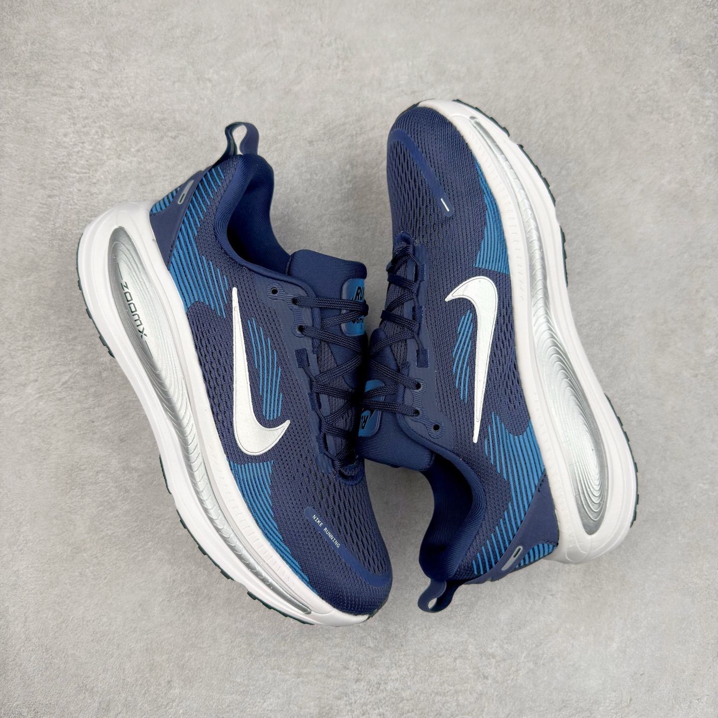 图片[3]-NK Air Zoom Vomero 18 轻便舒适公路跑步鞋 HM6806-108 质感柔软 弹力充沛 助力一路畅跑 乐享不停 厚实泡绵缔造舒适的回弹效果 铸就出色跑步表现 该鞋款轻盈透气 带你步入舒适新境界 疾速刺激感和非凡舒适脚感交织 定能让跑者在迈步间找到渴望已久的跑步乐趣 自如掌控跑步节奏、配速和里程 足底缓震配置赋予双足柔软舒适感受 助你一路畅跑 缓震设计 在双足触地时有助提供舒适脚感 搭载性能出众的 ZoomX 和 Cushlon 泡绵 营造柔软舒适脚感 助你稳稳迈步 基于跑者反馈 简化中底设计 带来出色舒适感 尺码：36 36.5 37.5 38 38.5 39 40 40.5 41 42 42.5 43 44 44.5 45-选品中心