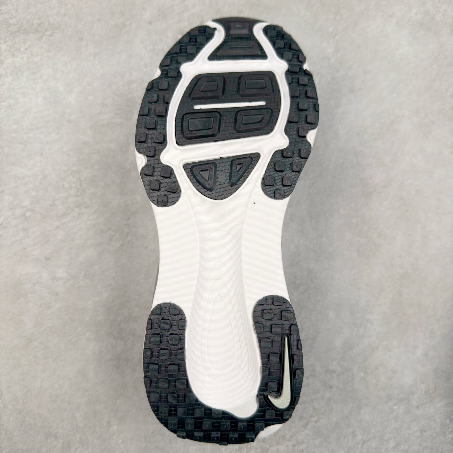 图片[9]-NK Air Zoom Vomero 18 轻便舒适公路跑步鞋 HM6806-108 质感柔软 弹力充沛 助力一路畅跑 乐享不停 厚实泡绵缔造舒适的回弹效果 铸就出色跑步表现 该鞋款轻盈透气 带你步入舒适新境界 疾速刺激感和非凡舒适脚感交织 定能让跑者在迈步间找到渴望已久的跑步乐趣 自如掌控跑步节奏、配速和里程 足底缓震配置赋予双足柔软舒适感受 助你一路畅跑 缓震设计 在双足触地时有助提供舒适脚感 搭载性能出众的 ZoomX 和 Cushlon 泡绵 营造柔软舒适脚感 助你稳稳迈步 基于跑者反馈 简化中底设计 带来出色舒适感 尺码：36 36.5 37.5 38 38.5 39 40 40.5 41 42 42.5 43 44 44.5 45-选品中心