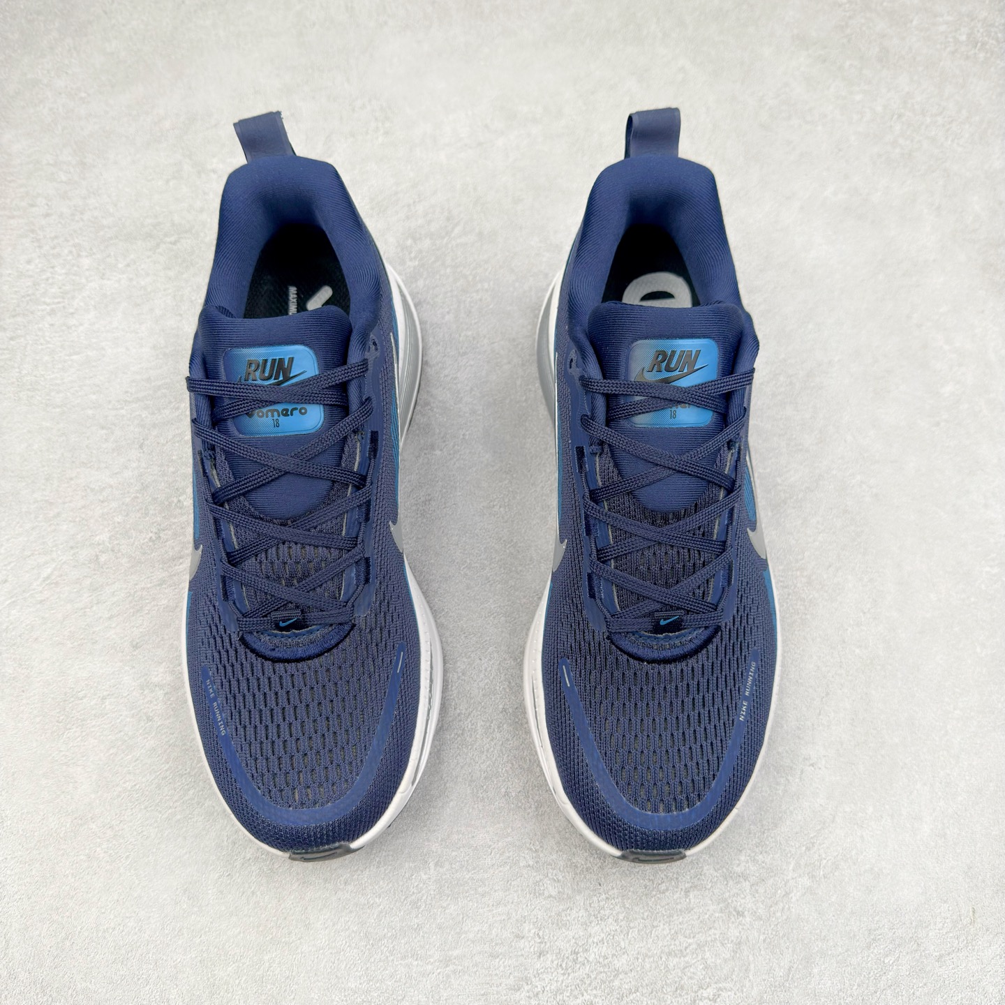图片[2]-NK Air Zoom Vomero 18 轻便舒适公路跑步鞋 HM6806-108 质感柔软 弹力充沛 助力一路畅跑 乐享不停 厚实泡绵缔造舒适的回弹效果 铸就出色跑步表现 该鞋款轻盈透气 带你步入舒适新境界 疾速刺激感和非凡舒适脚感交织 定能让跑者在迈步间找到渴望已久的跑步乐趣 自如掌控跑步节奏、配速和里程 足底缓震配置赋予双足柔软舒适感受 助你一路畅跑 缓震设计 在双足触地时有助提供舒适脚感 搭载性能出众的 ZoomX 和 Cushlon 泡绵 营造柔软舒适脚感 助你稳稳迈步 基于跑者反馈 简化中底设计 带来出色舒适感 尺码：36 36.5 37.5 38 38.5 39 40 40.5 41 42 42.5 43 44 44.5 45-选品中心