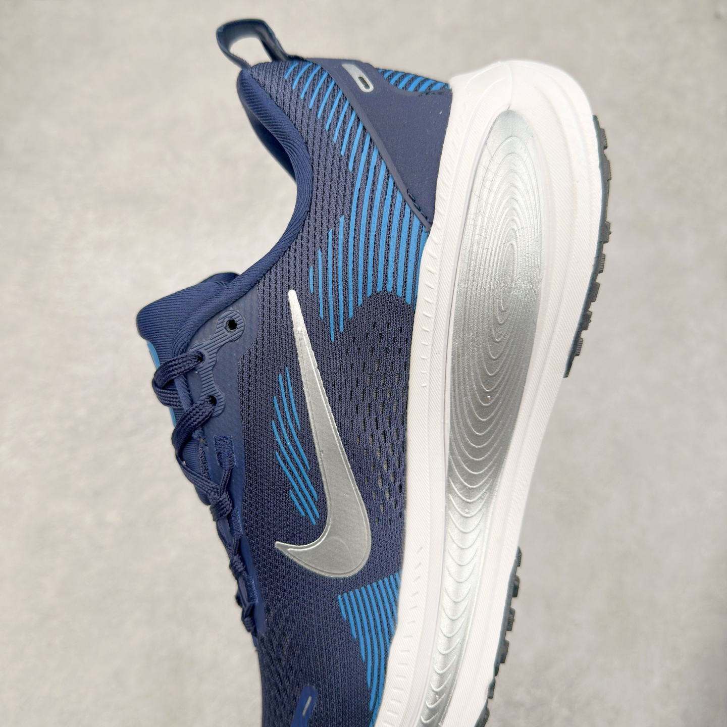 图片[7]-NK Air Zoom Vomero 18 轻便舒适公路跑步鞋 HM6806-108 质感柔软 弹力充沛 助力一路畅跑 乐享不停 厚实泡绵缔造舒适的回弹效果 铸就出色跑步表现 该鞋款轻盈透气 带你步入舒适新境界 疾速刺激感和非凡舒适脚感交织 定能让跑者在迈步间找到渴望已久的跑步乐趣 自如掌控跑步节奏、配速和里程 足底缓震配置赋予双足柔软舒适感受 助你一路畅跑 缓震设计 在双足触地时有助提供舒适脚感 搭载性能出众的 ZoomX 和 Cushlon 泡绵 营造柔软舒适脚感 助你稳稳迈步 基于跑者反馈 简化中底设计 带来出色舒适感 尺码：36 36.5 37.5 38 38.5 39 40 40.5 41 42 42.5 43 44 44.5 45-选品中心