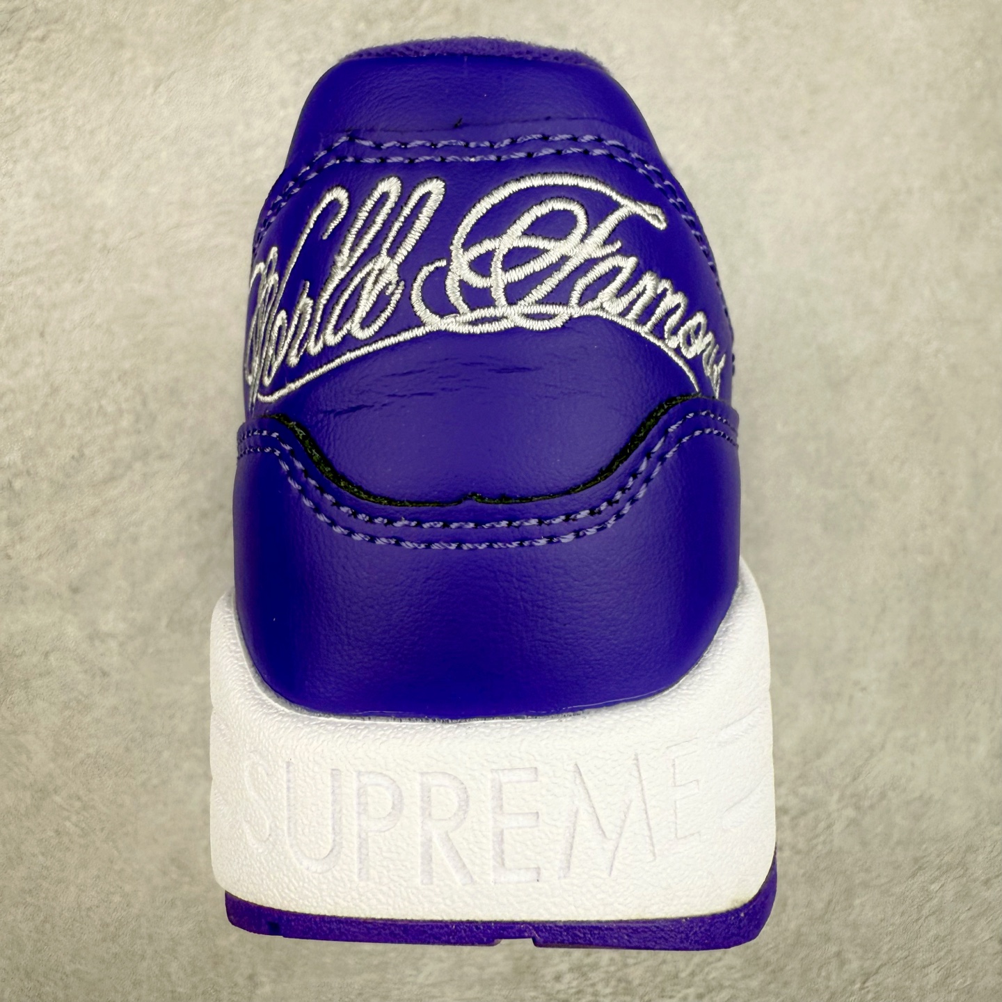 图片[8]-NK Air Max 1 初代复古气垫慢跑鞋 HF8813-500 由Tinker Hatfeld和Mark Parker在1987年设计 灵感来自于巴黎蓬皮杜中心 在参观了蓬皮杜中心之后提出了Air Max的标志性开窗可视气垫的理念 并将其实际开发成功 是NK史上第一双可视气垫跑鞋 凭借着Air Max气垫带来的舒适脚感和鞋面面料上的不断精进才使得Air Max 1在现如今都是复古慢跑鞋的首选 深厚的历史渊源 独特的流线形设计 极为复古的外观使得它深受鞋迷的喜爱 尺码：36 36.5 37.5 38 38.5 39 40 40.5 41 42 42.5 43 44 44.5 45-选品中心