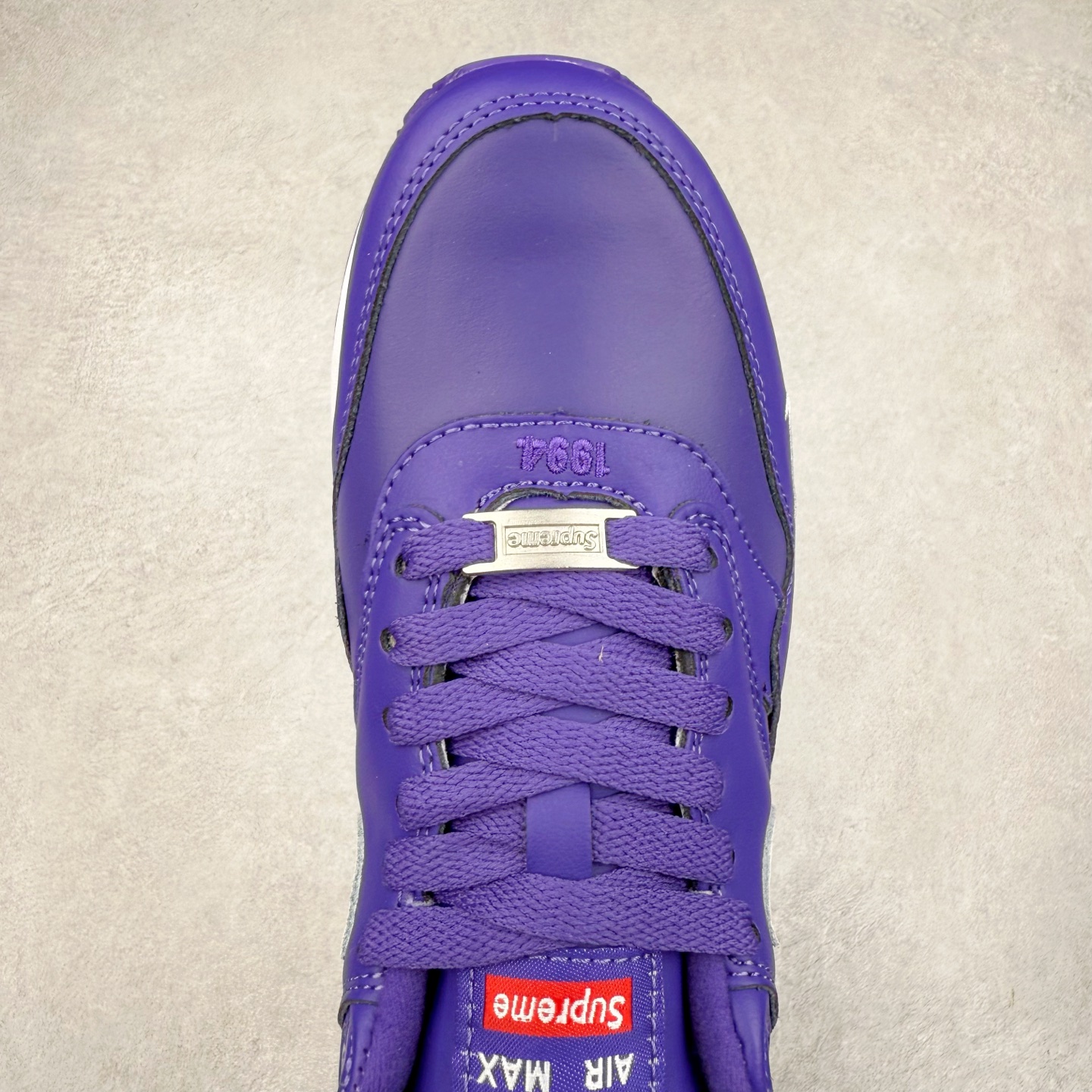 图片[4]-NK Air Max 1 初代复古气垫慢跑鞋 HF8813-500 由Tinker Hatfeld和Mark Parker在1987年设计 灵感来自于巴黎蓬皮杜中心 在参观了蓬皮杜中心之后提出了Air Max的标志性开窗可视气垫的理念 并将其实际开发成功 是NK史上第一双可视气垫跑鞋 凭借着Air Max气垫带来的舒适脚感和鞋面面料上的不断精进才使得Air Max 1在现如今都是复古慢跑鞋的首选 深厚的历史渊源 独特的流线形设计 极为复古的外观使得它深受鞋迷的喜爱 尺码：36 36.5 37.5 38 38.5 39 40 40.5 41 42 42.5 43 44 44.5 45-选品中心