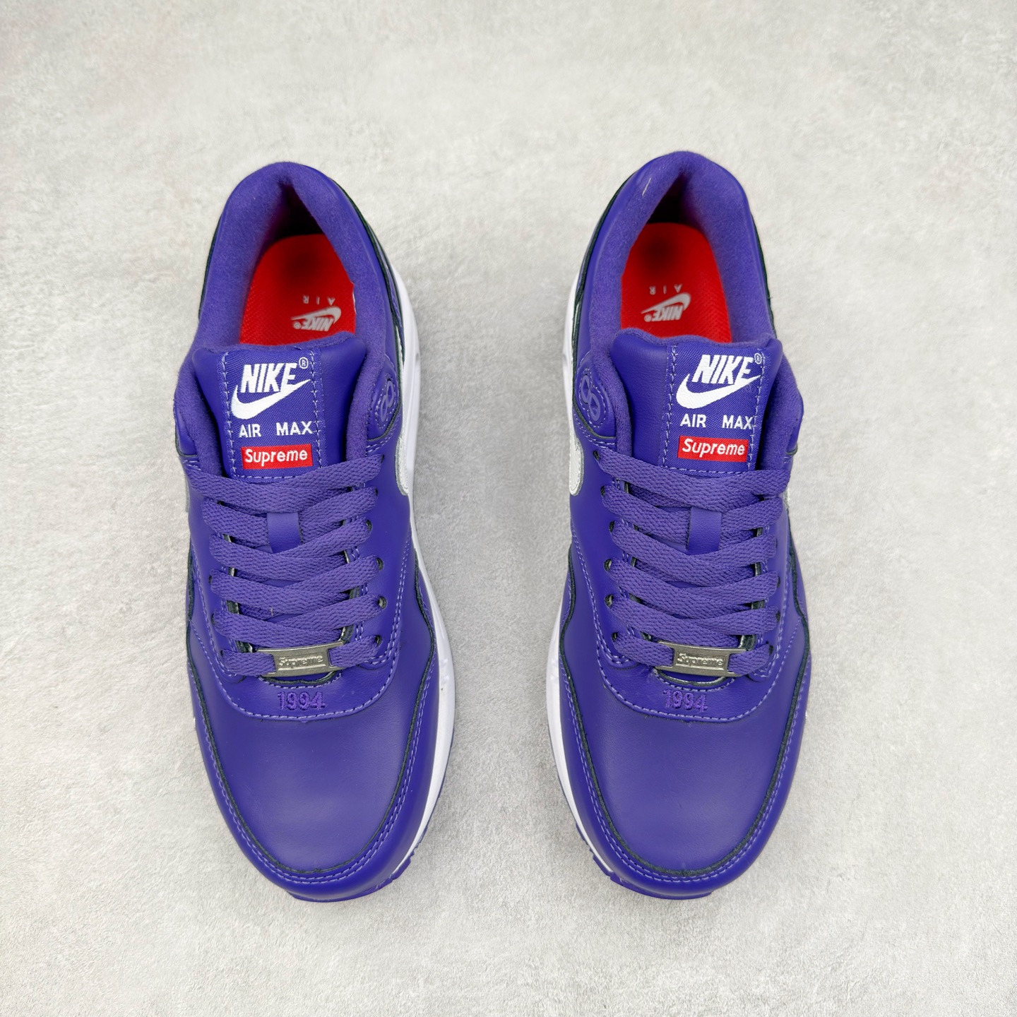 图片[2]-NK Air Max 1 初代复古气垫慢跑鞋 HF8813-500 由Tinker Hatfeld和Mark Parker在1987年设计 灵感来自于巴黎蓬皮杜中心 在参观了蓬皮杜中心之后提出了Air Max的标志性开窗可视气垫的理念 并将其实际开发成功 是NK史上第一双可视气垫跑鞋 凭借着Air Max气垫带来的舒适脚感和鞋面面料上的不断精进才使得Air Max 1在现如今都是复古慢跑鞋的首选 深厚的历史渊源 独特的流线形设计 极为复古的外观使得它深受鞋迷的喜爱 尺码：36 36.5 37.5 38 38.5 39 40 40.5 41 42 42.5 43 44 44.5 45-选品中心