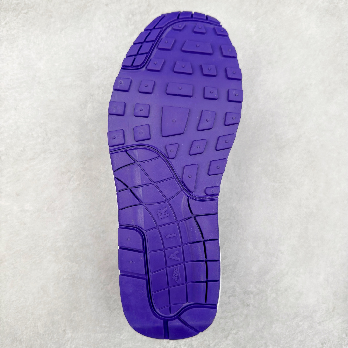 图片[9]-NK Air Max 1 初代复古气垫慢跑鞋 HF8813-500 由Tinker Hatfeld和Mark Parker在1987年设计 灵感来自于巴黎蓬皮杜中心 在参观了蓬皮杜中心之后提出了Air Max的标志性开窗可视气垫的理念 并将其实际开发成功 是NK史上第一双可视气垫跑鞋 凭借着Air Max气垫带来的舒适脚感和鞋面面料上的不断精进才使得Air Max 1在现如今都是复古慢跑鞋的首选 深厚的历史渊源 独特的流线形设计 极为复古的外观使得它深受鞋迷的喜爱 尺码：36 36.5 37.5 38 38.5 39 40 40.5 41 42 42.5 43 44 44.5 45-选品中心