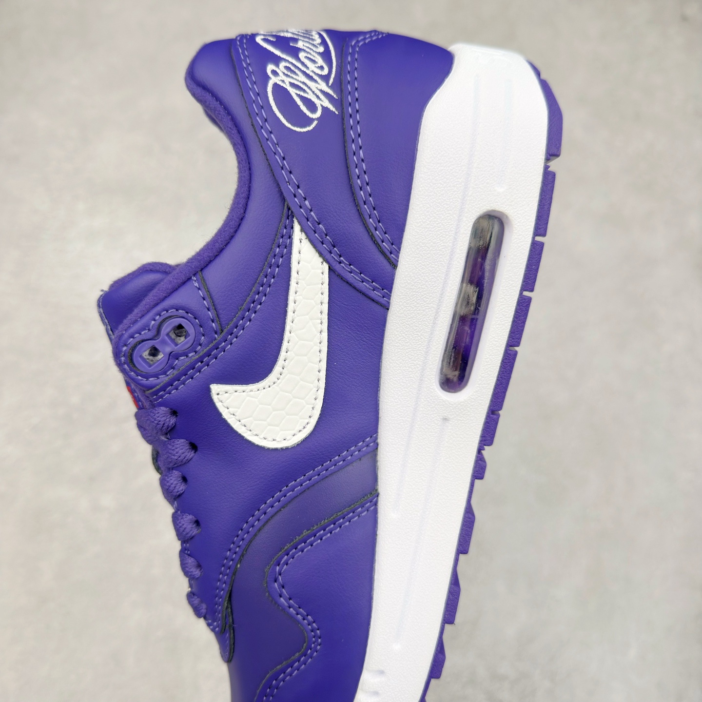 图片[7]-NK Air Max 1 初代复古气垫慢跑鞋 HF8813-500 由Tinker Hatfeld和Mark Parker在1987年设计 灵感来自于巴黎蓬皮杜中心 在参观了蓬皮杜中心之后提出了Air Max的标志性开窗可视气垫的理念 并将其实际开发成功 是NK史上第一双可视气垫跑鞋 凭借着Air Max气垫带来的舒适脚感和鞋面面料上的不断精进才使得Air Max 1在现如今都是复古慢跑鞋的首选 深厚的历史渊源 独特的流线形设计 极为复古的外观使得它深受鞋迷的喜爱 尺码：36 36.5 37.5 38 38.5 39 40 40.5 41 42 42.5 43 44 44.5 45-选品中心