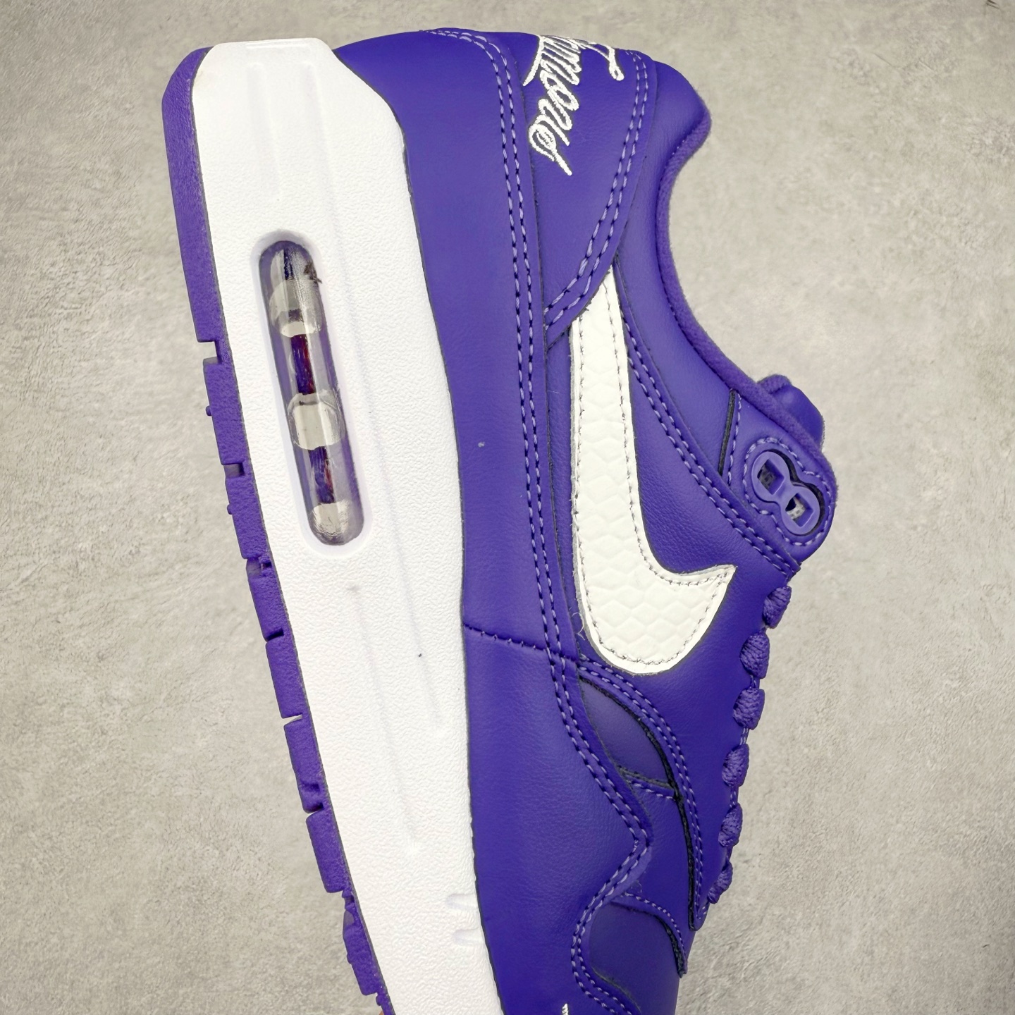 图片[6]-NK Air Max 1 初代复古气垫慢跑鞋 HF8813-500 由Tinker Hatfeld和Mark Parker在1987年设计 灵感来自于巴黎蓬皮杜中心 在参观了蓬皮杜中心之后提出了Air Max的标志性开窗可视气垫的理念 并将其实际开发成功 是NK史上第一双可视气垫跑鞋 凭借着Air Max气垫带来的舒适脚感和鞋面面料上的不断精进才使得Air Max 1在现如今都是复古慢跑鞋的首选 深厚的历史渊源 独特的流线形设计 极为复古的外观使得它深受鞋迷的喜爱 尺码：36 36.5 37.5 38 38.5 39 40 40.5 41 42 42.5 43 44 44.5 45-选品中心