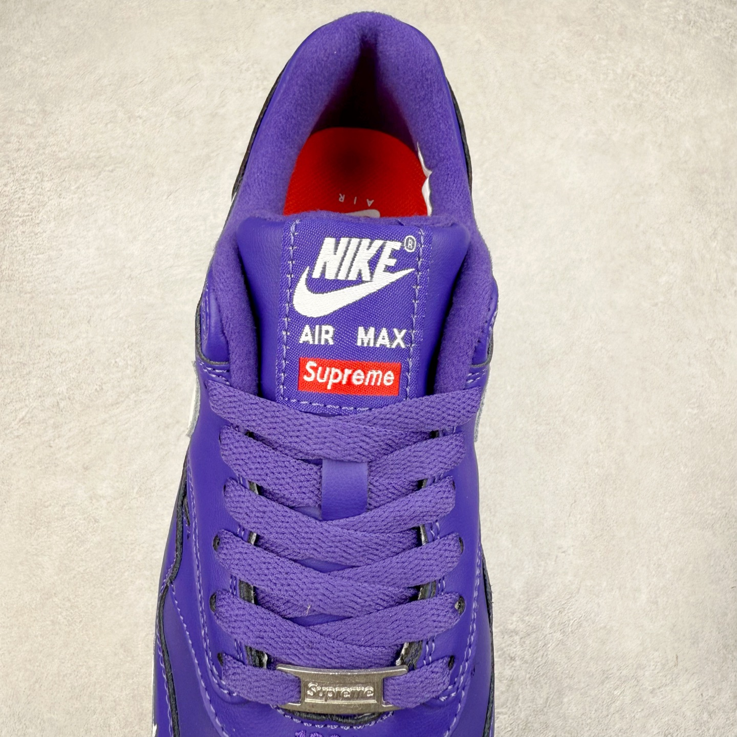 图片[5]-NK Air Max 1 初代复古气垫慢跑鞋 HF8813-500 由Tinker Hatfeld和Mark Parker在1987年设计 灵感来自于巴黎蓬皮杜中心 在参观了蓬皮杜中心之后提出了Air Max的标志性开窗可视气垫的理念 并将其实际开发成功 是NK史上第一双可视气垫跑鞋 凭借着Air Max气垫带来的舒适脚感和鞋面面料上的不断精进才使得Air Max 1在现如今都是复古慢跑鞋的首选 深厚的历史渊源 独特的流线形设计 极为复古的外观使得它深受鞋迷的喜爱 尺码：36 36.5 37.5 38 38.5 39 40 40.5 41 42 42.5 43 44 44.5 45-选品中心