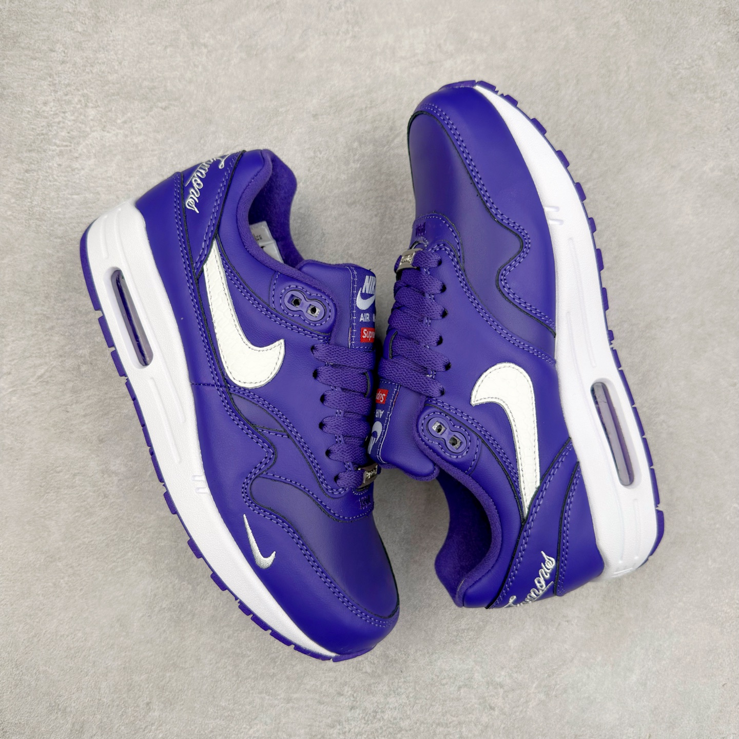 图片[3]-NK Air Max 1 初代复古气垫慢跑鞋 HF8813-500 由Tinker Hatfeld和Mark Parker在1987年设计 灵感来自于巴黎蓬皮杜中心 在参观了蓬皮杜中心之后提出了Air Max的标志性开窗可视气垫的理念 并将其实际开发成功 是NK史上第一双可视气垫跑鞋 凭借着Air Max气垫带来的舒适脚感和鞋面面料上的不断精进才使得Air Max 1在现如今都是复古慢跑鞋的首选 深厚的历史渊源 独特的流线形设计 极为复古的外观使得它深受鞋迷的喜爱 尺码：36 36.5 37.5 38 38.5 39 40 40.5 41 42 42.5 43 44 44.5 45-选品中心