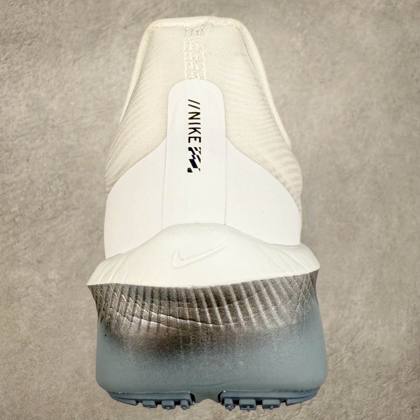 图片[8]-NK ZoomX Invincible Run Flyknit 6 轻量跑鞋 飞织低帮休闲运动慢跑鞋 厚底增高 老爹鞋 此鞋专为短跑运动员而生 是为 5 至 10 公里距离的赛事和训练打造 整体设计采用流线型的轻质工程网眼材质构成鞋面 并与其他 Running 旗舰鞋款同样搭载全脚掌 ZoomX 缓冲中底 搭配 Pebax 物料与橡胶外底 ZoomX StreakFly 首发配色以Prototype呈现 其灵感是来自开发期间的磨损测试 透过编号的标记与内侧的预期跑步距离突出研发过程 货号： FN8455-104 尺码：36 36.5 37.5 38 38.5 39 40 40.5 41 42 42.5 43 44 45-选品中心