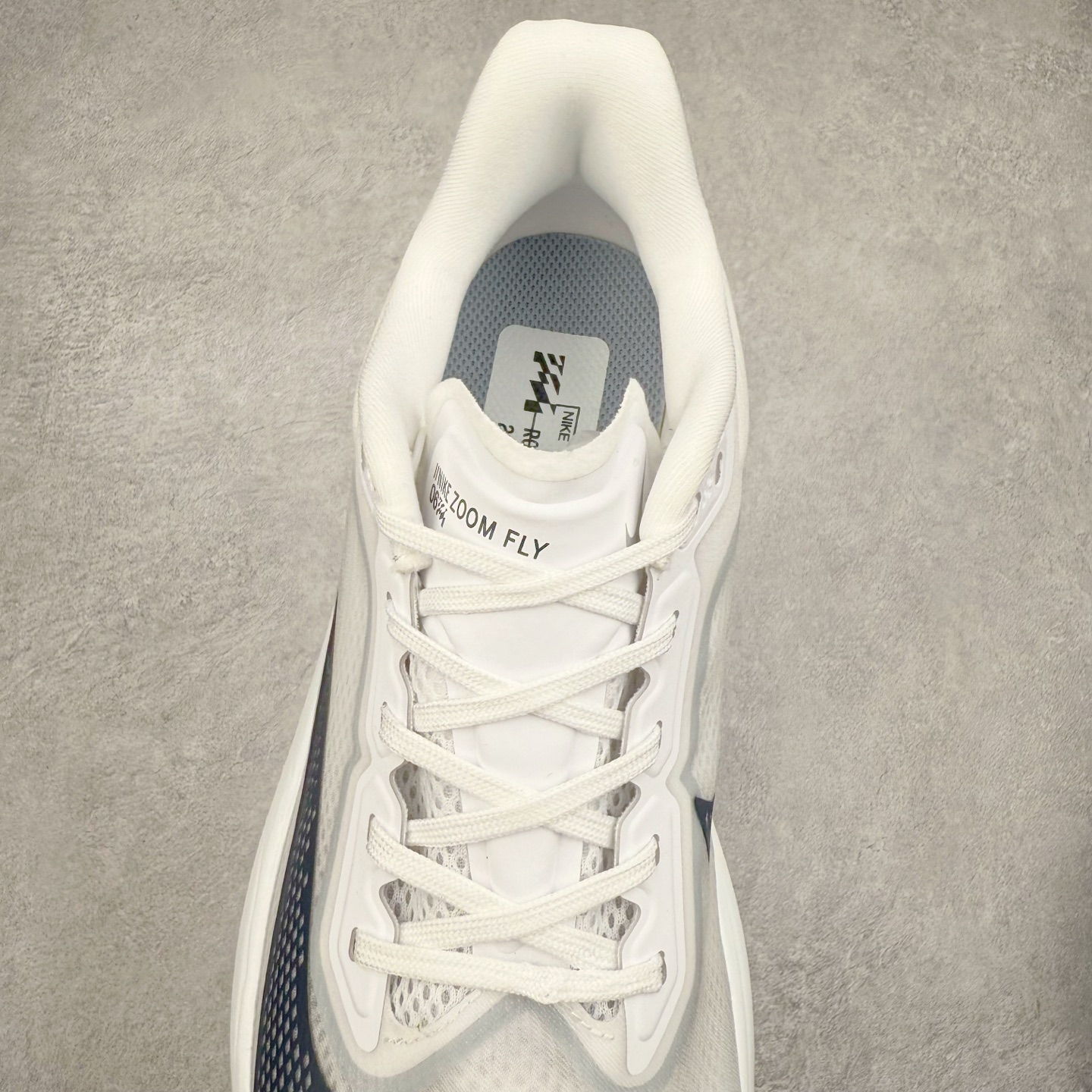 图片[5]-NK ZoomX Invincible Run Flyknit 6 轻量跑鞋 飞织低帮休闲运动慢跑鞋 厚底增高 老爹鞋 此鞋专为短跑运动员而生 是为 5 至 10 公里距离的赛事和训练打造 整体设计采用流线型的轻质工程网眼材质构成鞋面 并与其他 Running 旗舰鞋款同样搭载全脚掌 ZoomX 缓冲中底 搭配 Pebax 物料与橡胶外底 ZoomX StreakFly 首发配色以Prototype呈现 其灵感是来自开发期间的磨损测试 透过编号的标记与内侧的预期跑步距离突出研发过程 货号： FN8455-104 尺码：36 36.5 37.5 38 38.5 39 40 40.5 41 42 42.5 43 44 45-选品中心